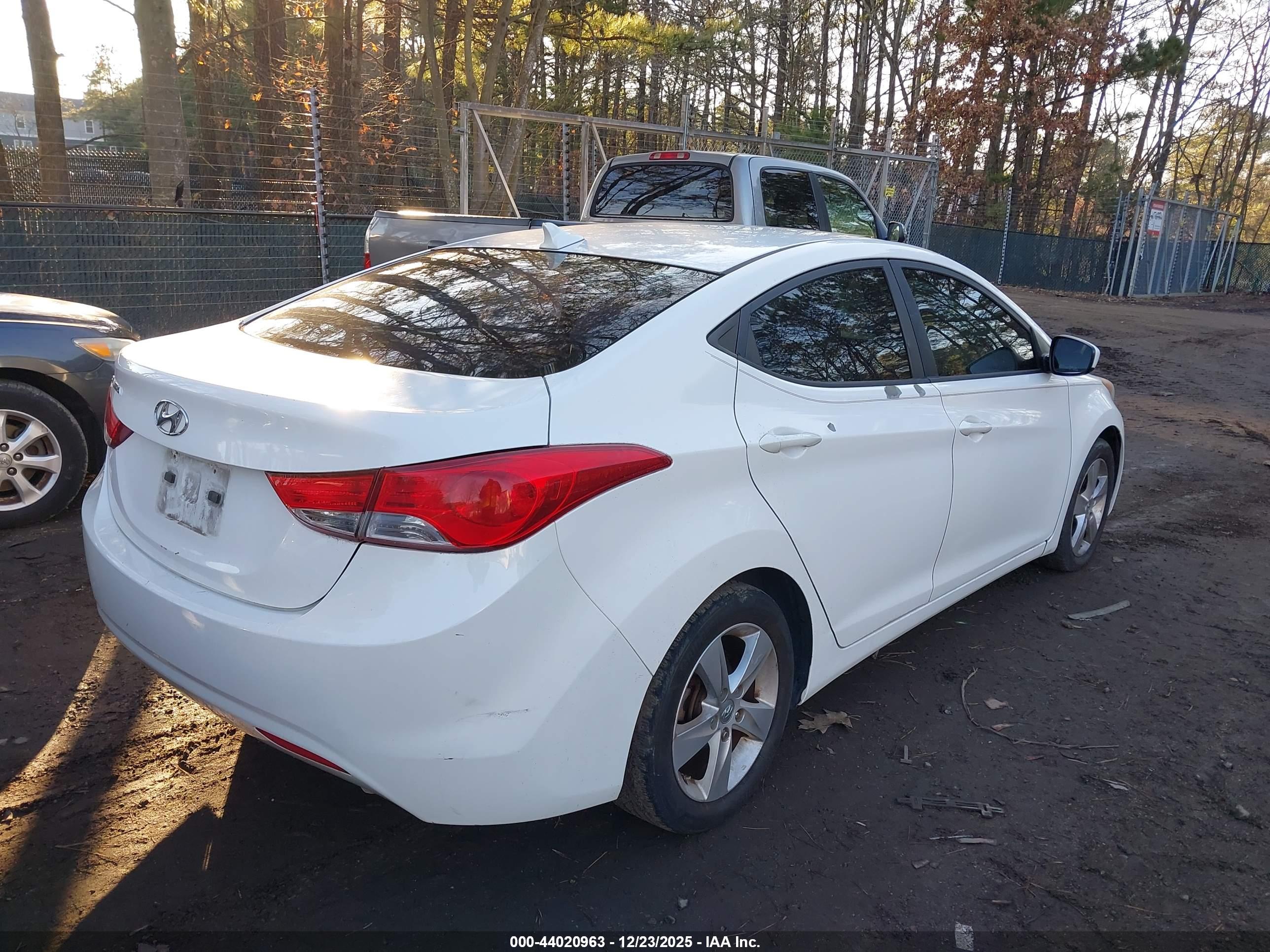 HYUNDAI ELANTRA image 4