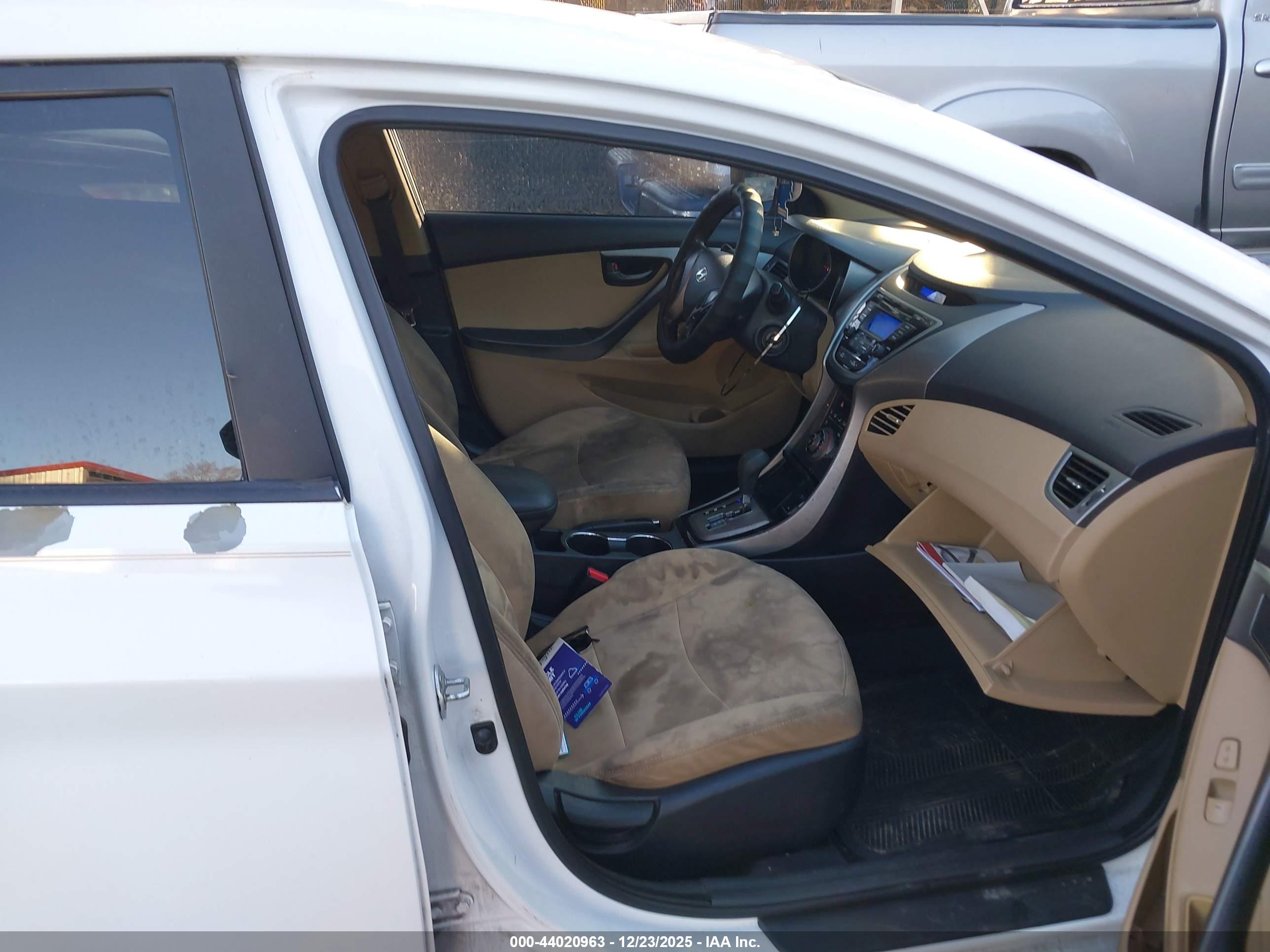 HYUNDAI ELANTRA image 5