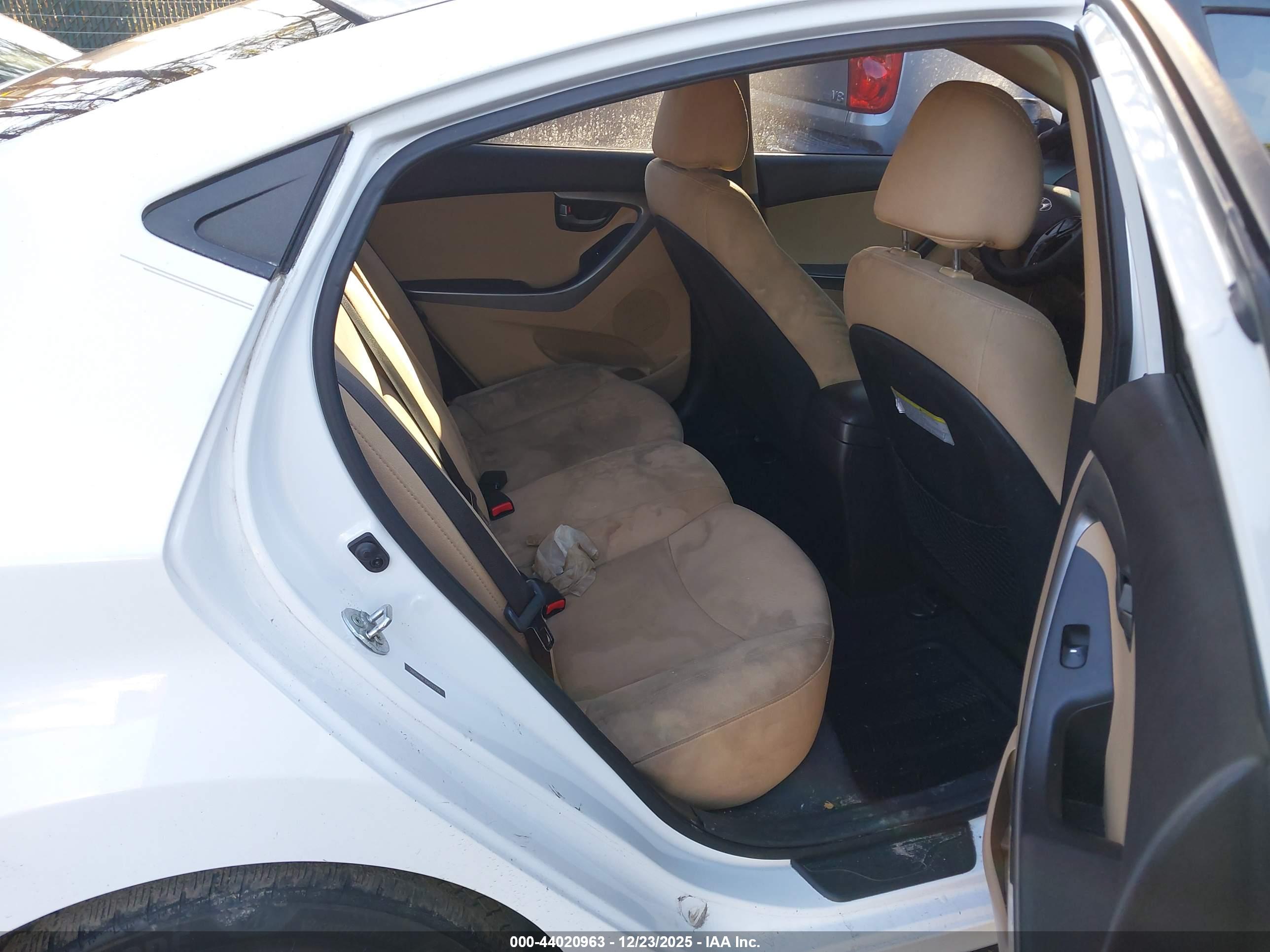HYUNDAI ELANTRA image 8