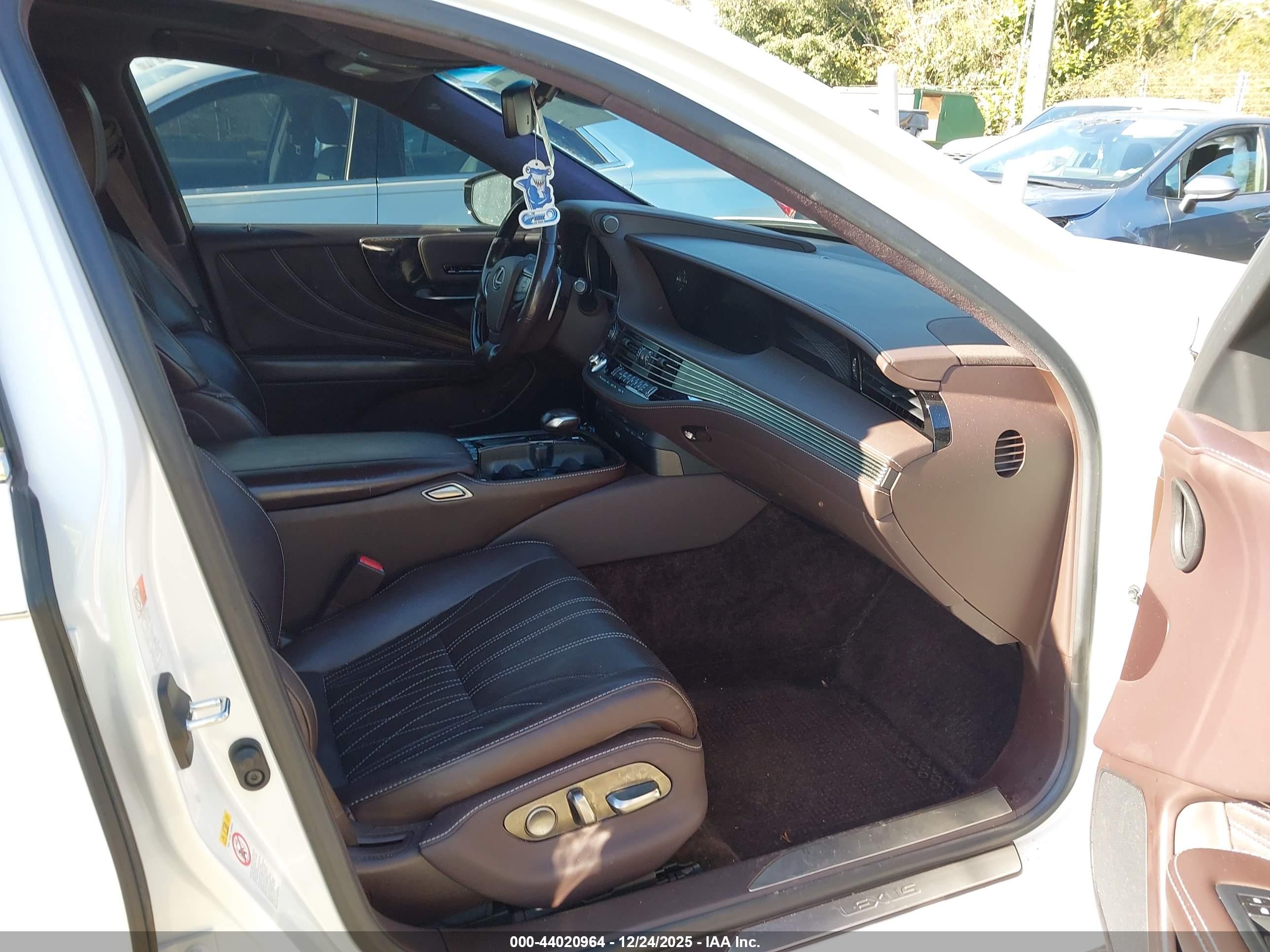 LEXUS LS image 5