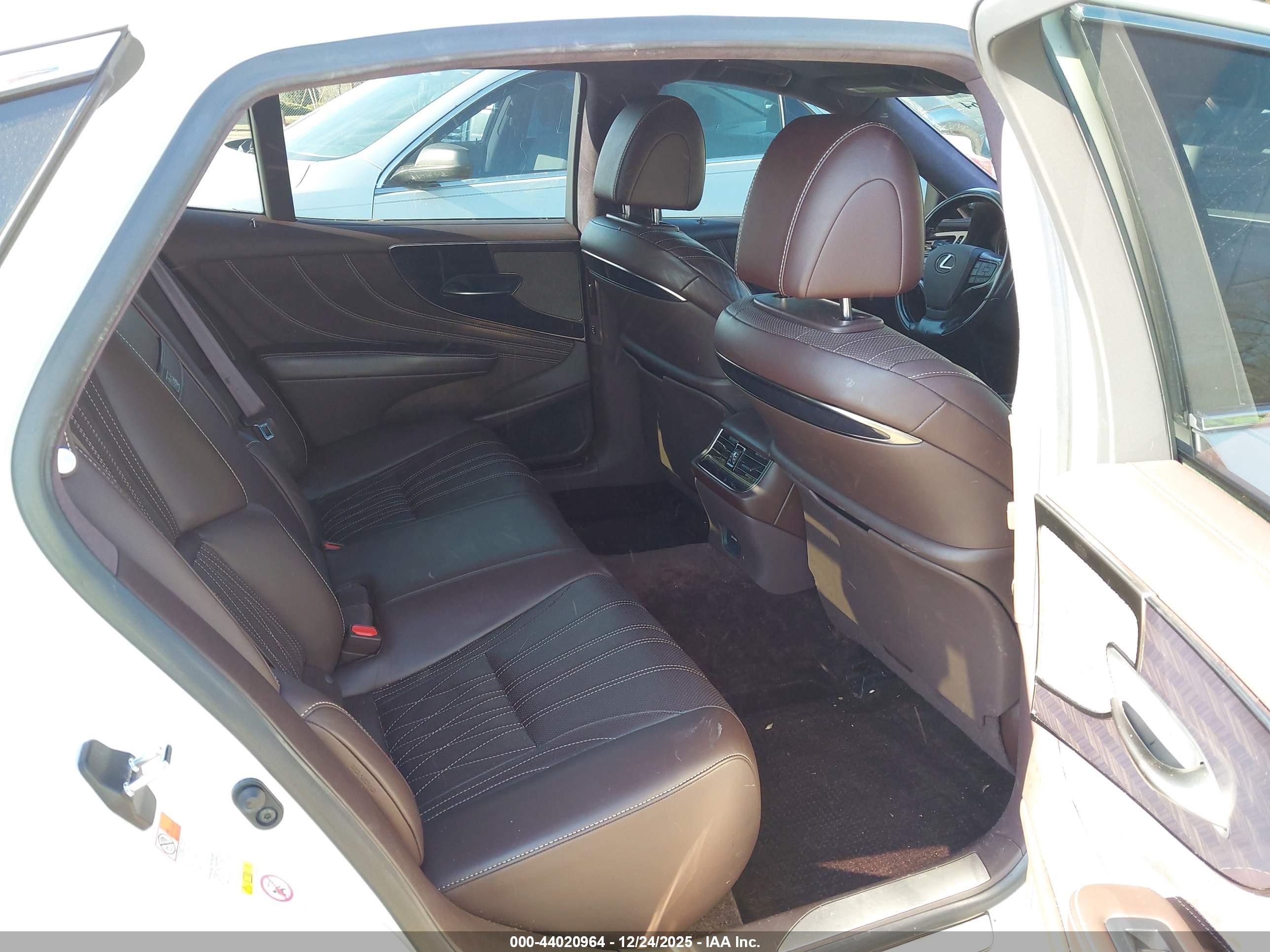 LEXUS LS image 8
