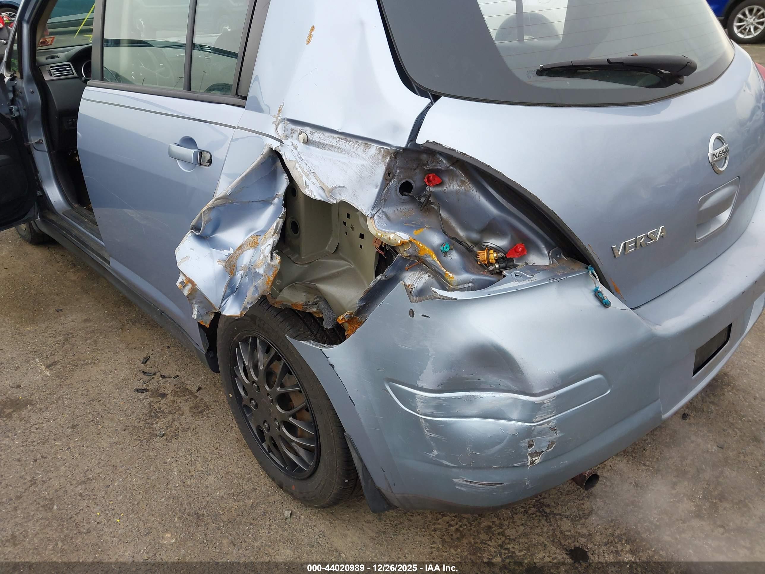 NISSAN VERSA image 6