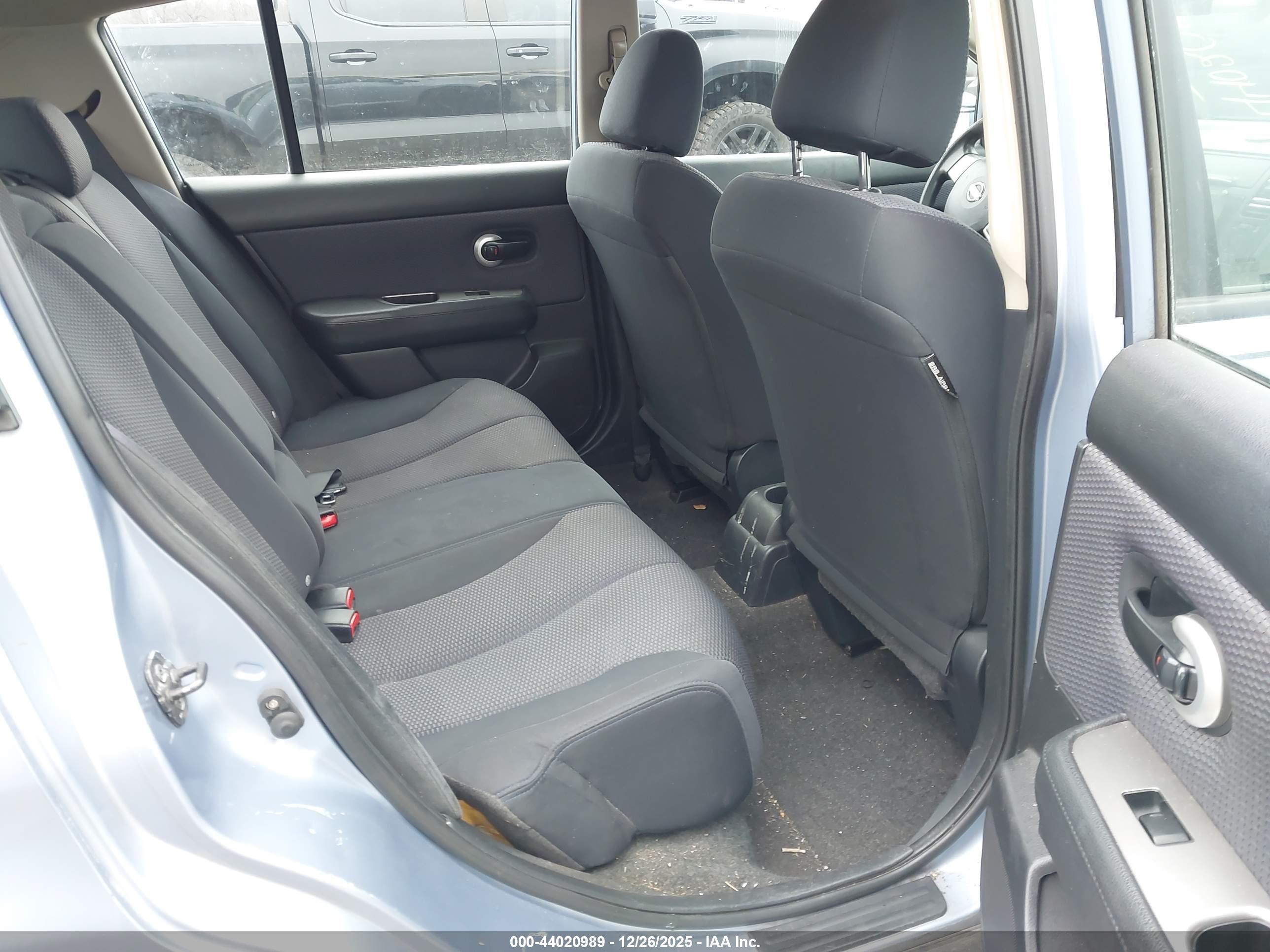 NISSAN VERSA image 8