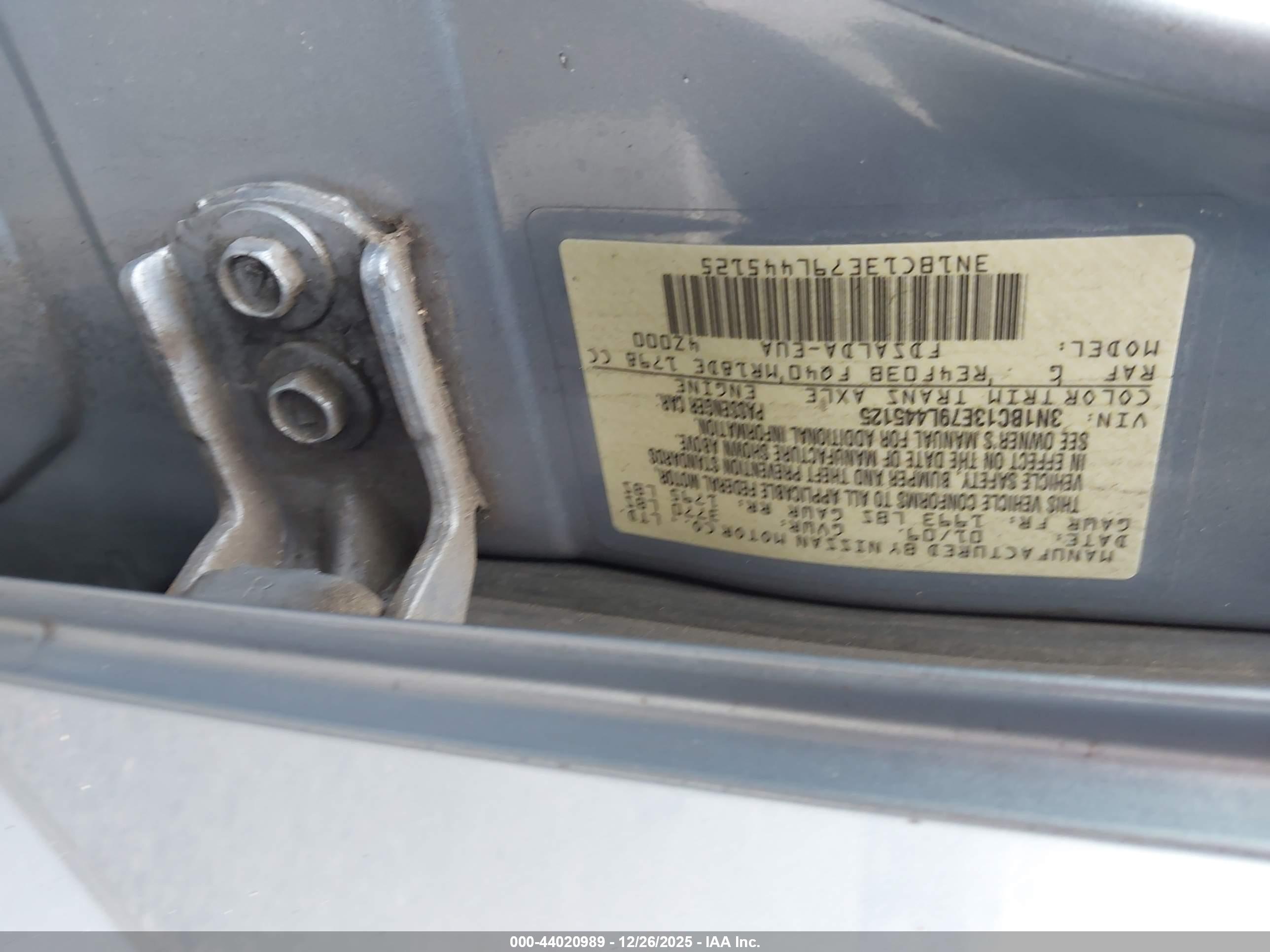 NISSAN VERSA image 9
