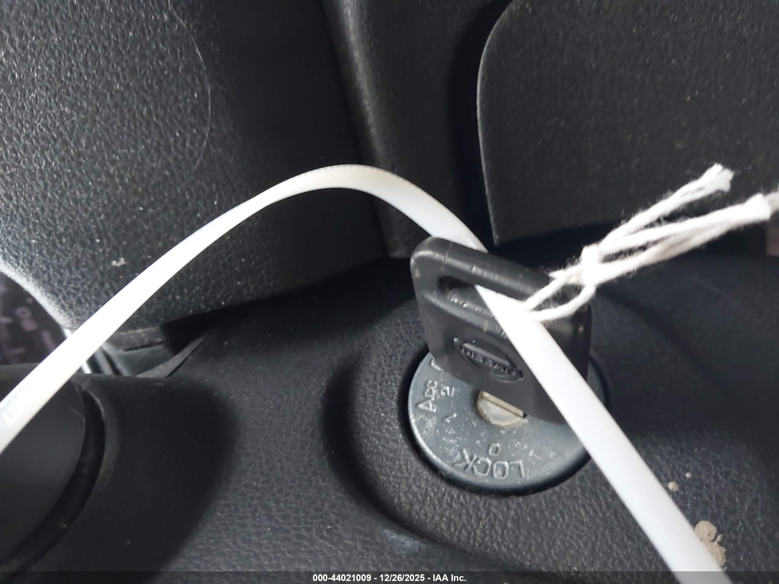 NISSAN VERSA image 11