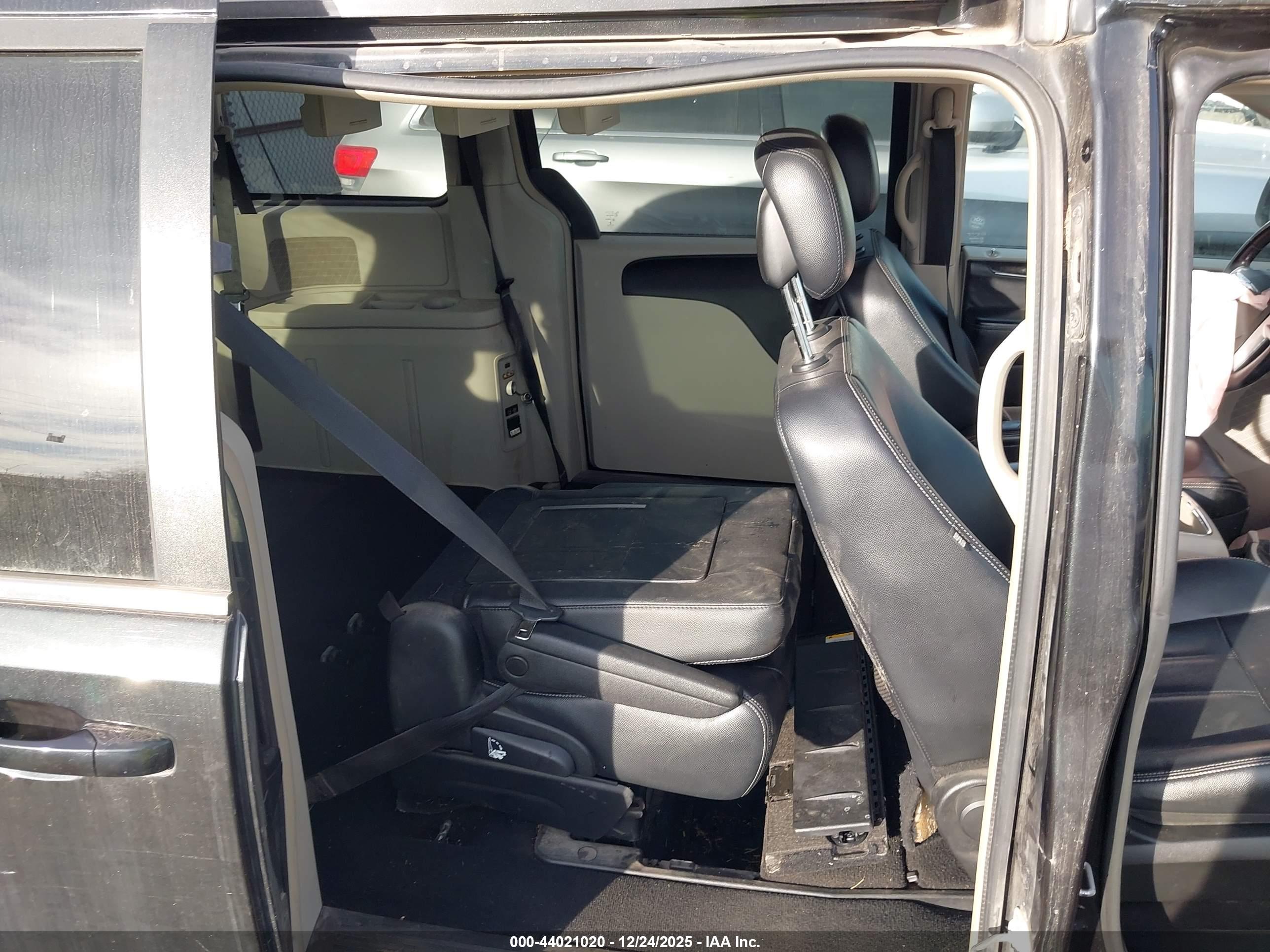 CHRYSLER TOWN image 8