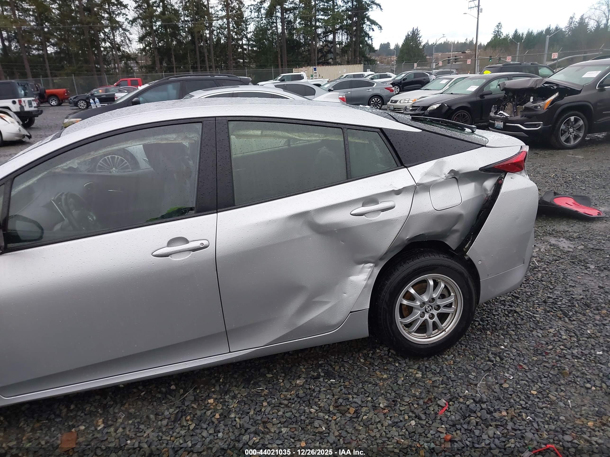 TOYOTA PRIUS image 6