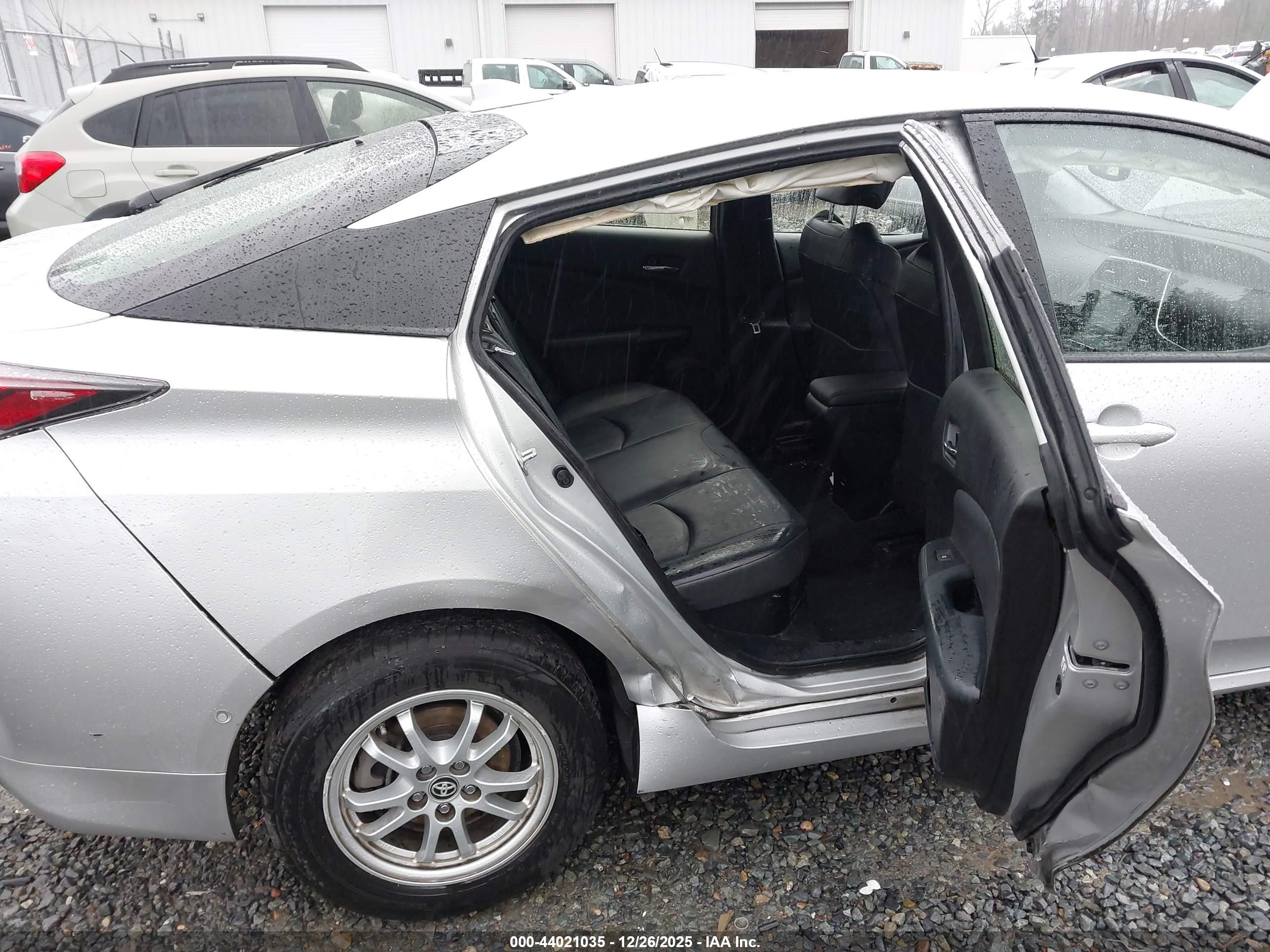 TOYOTA PRIUS image 8