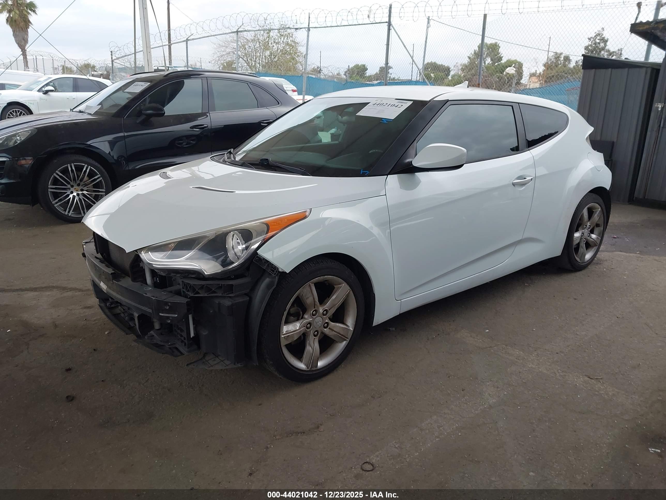 HYUNDAI VELOSTER image 2