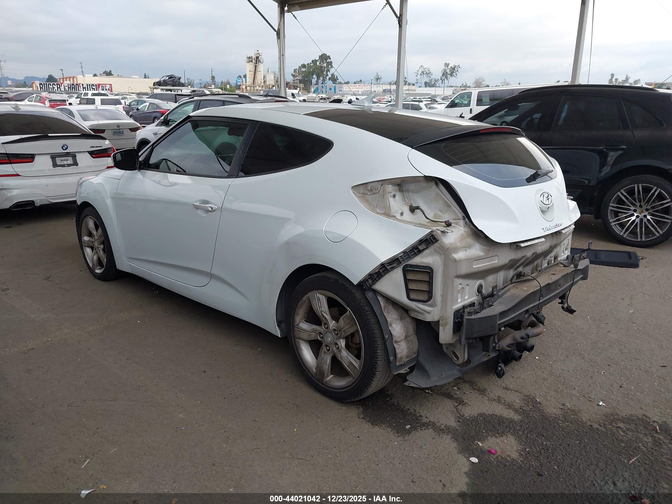 HYUNDAI VELOSTER image 3