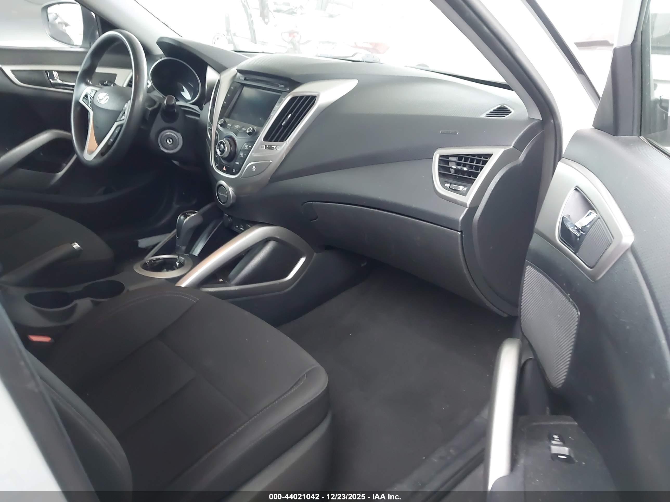HYUNDAI VELOSTER image 5