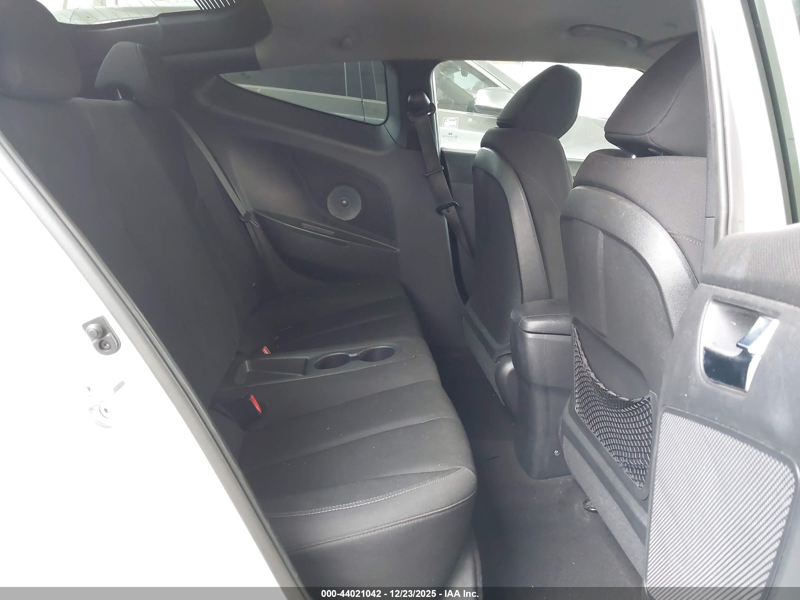 HYUNDAI VELOSTER image 8