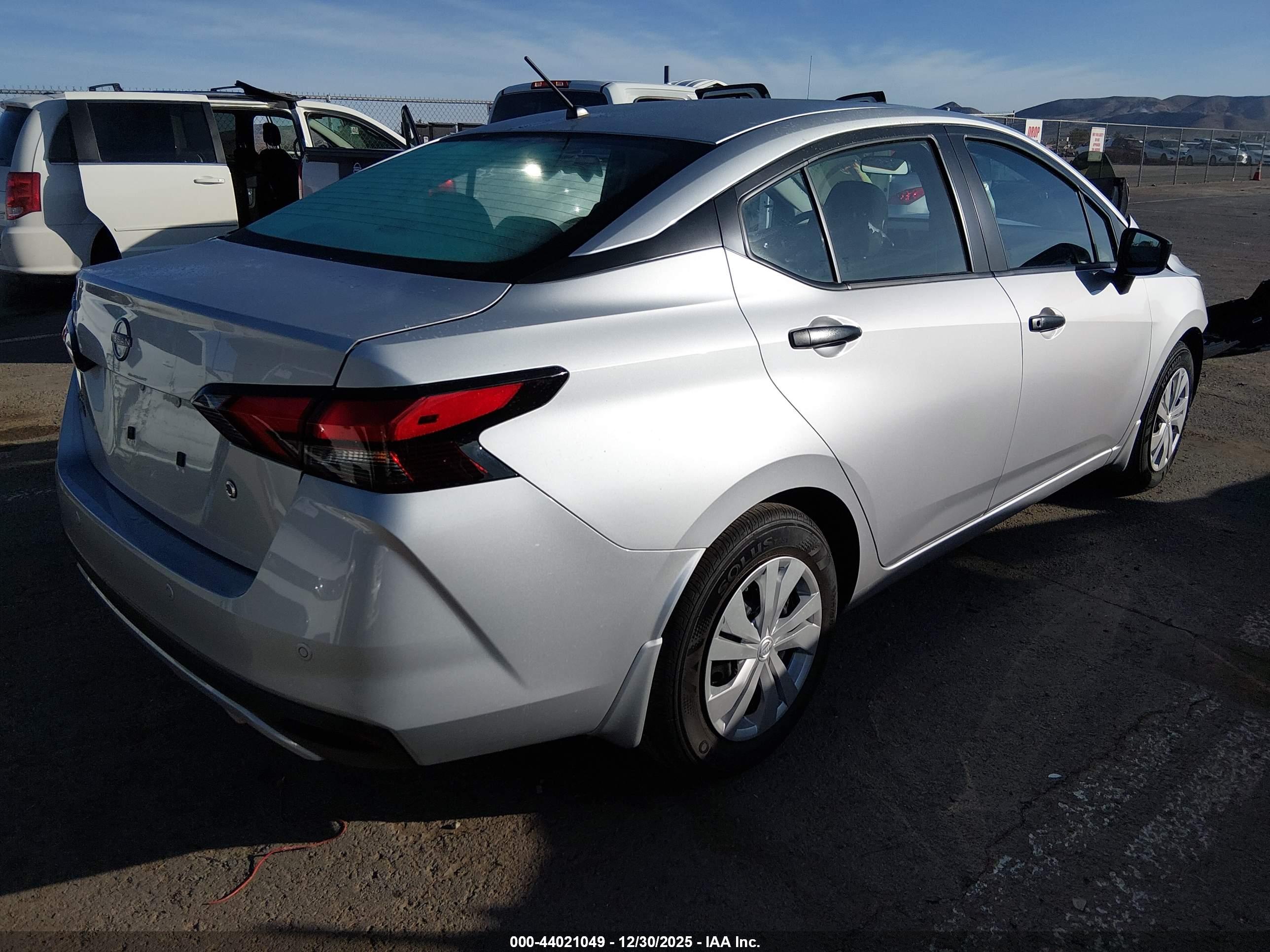 NISSAN VERSA image 4