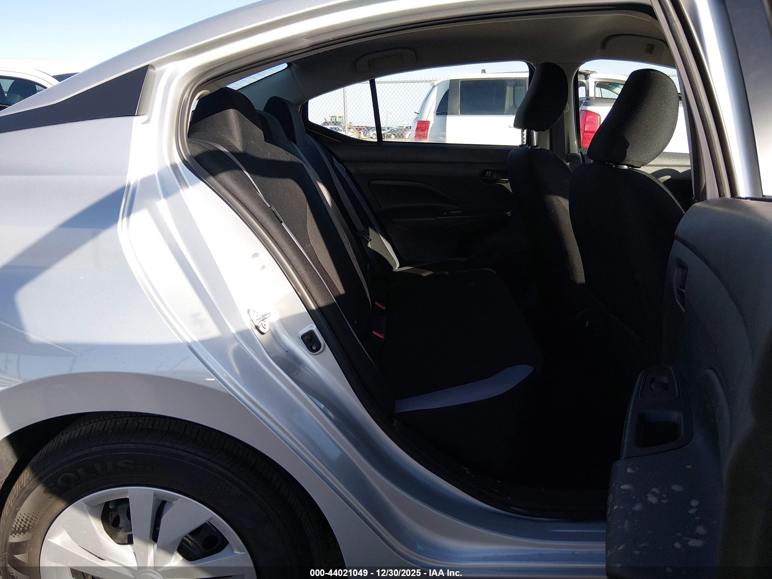 NISSAN VERSA image 8