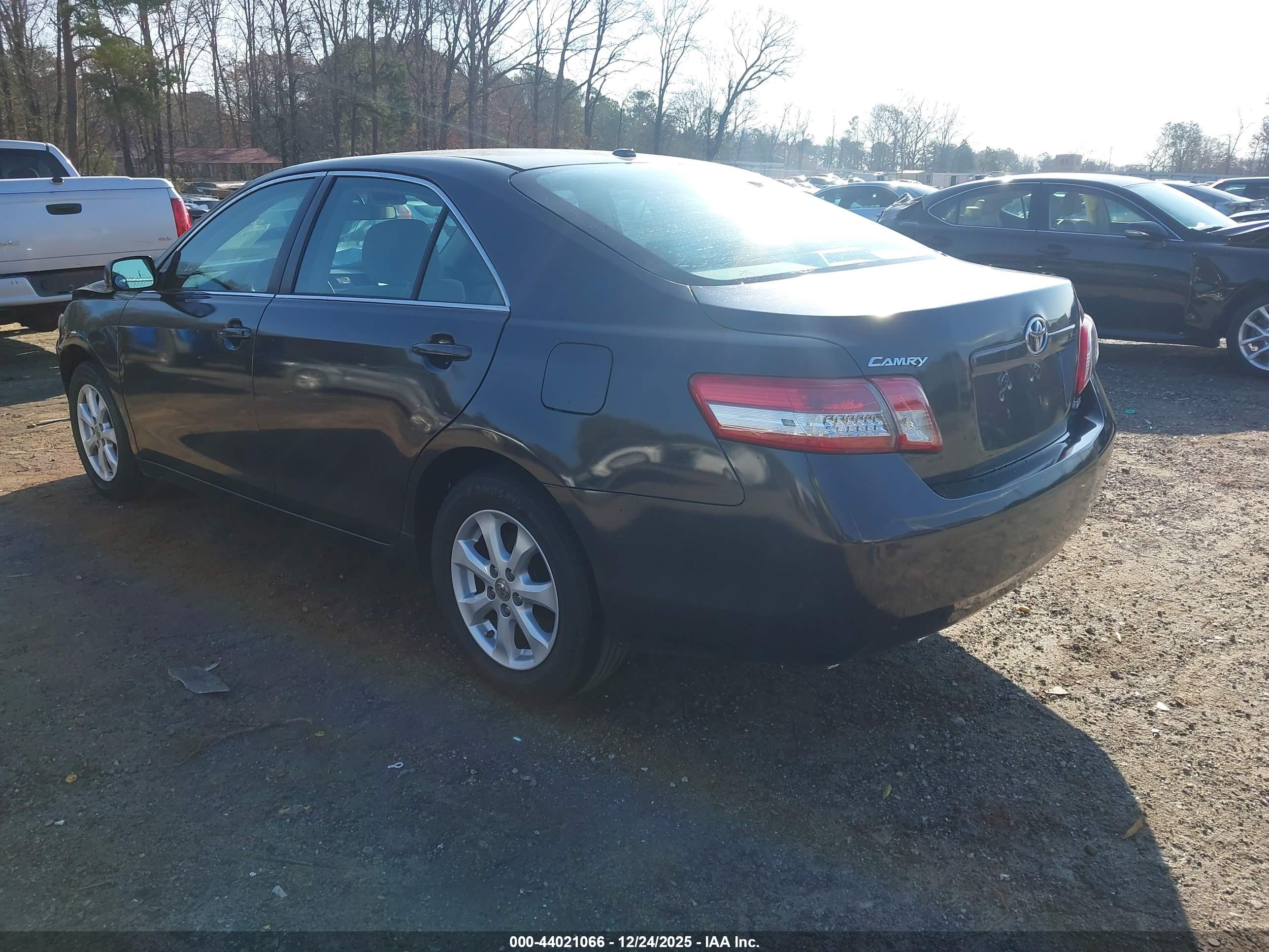 TOYOTA CAMRY image 3