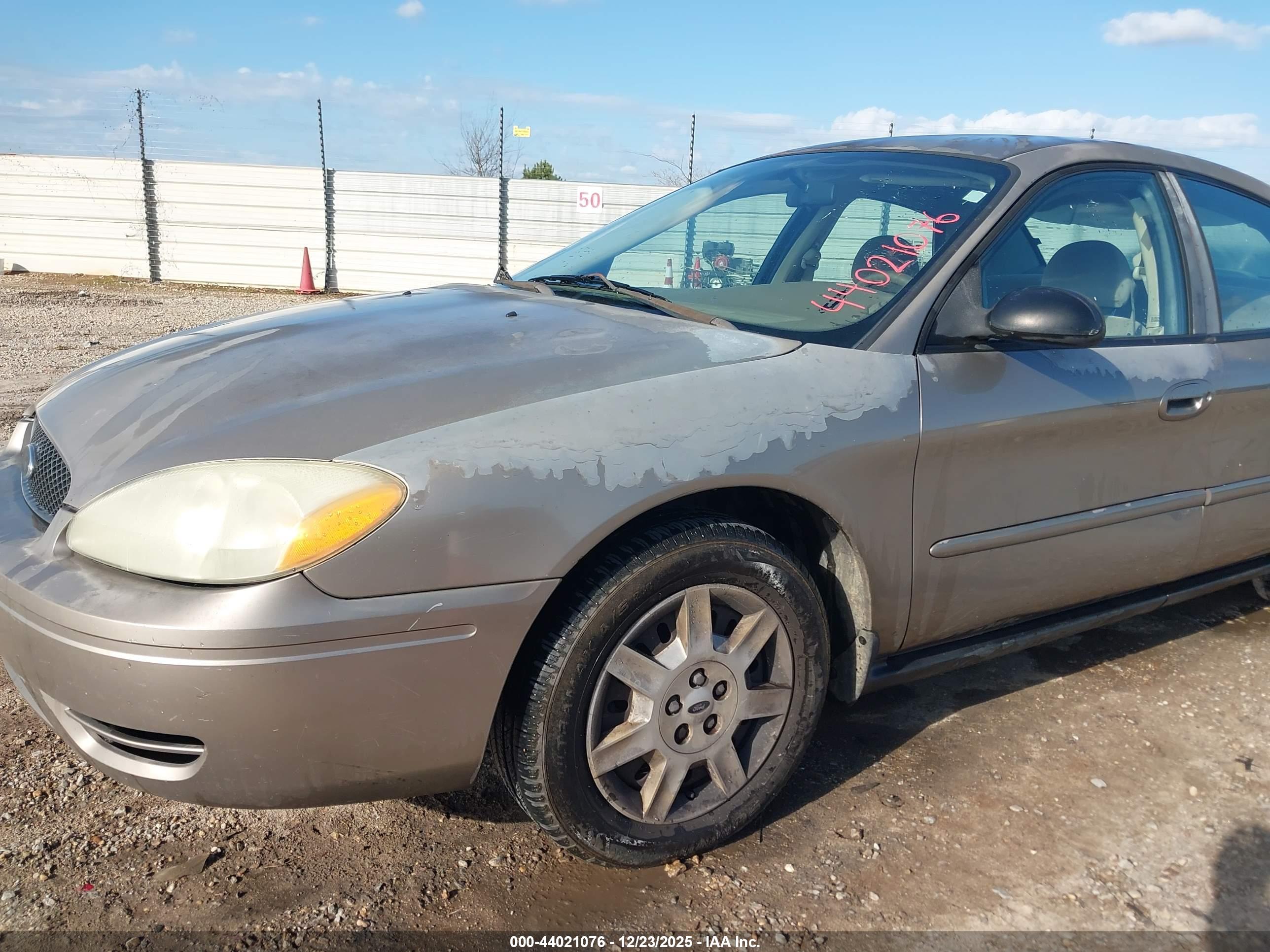 FORD TAURUS image 6