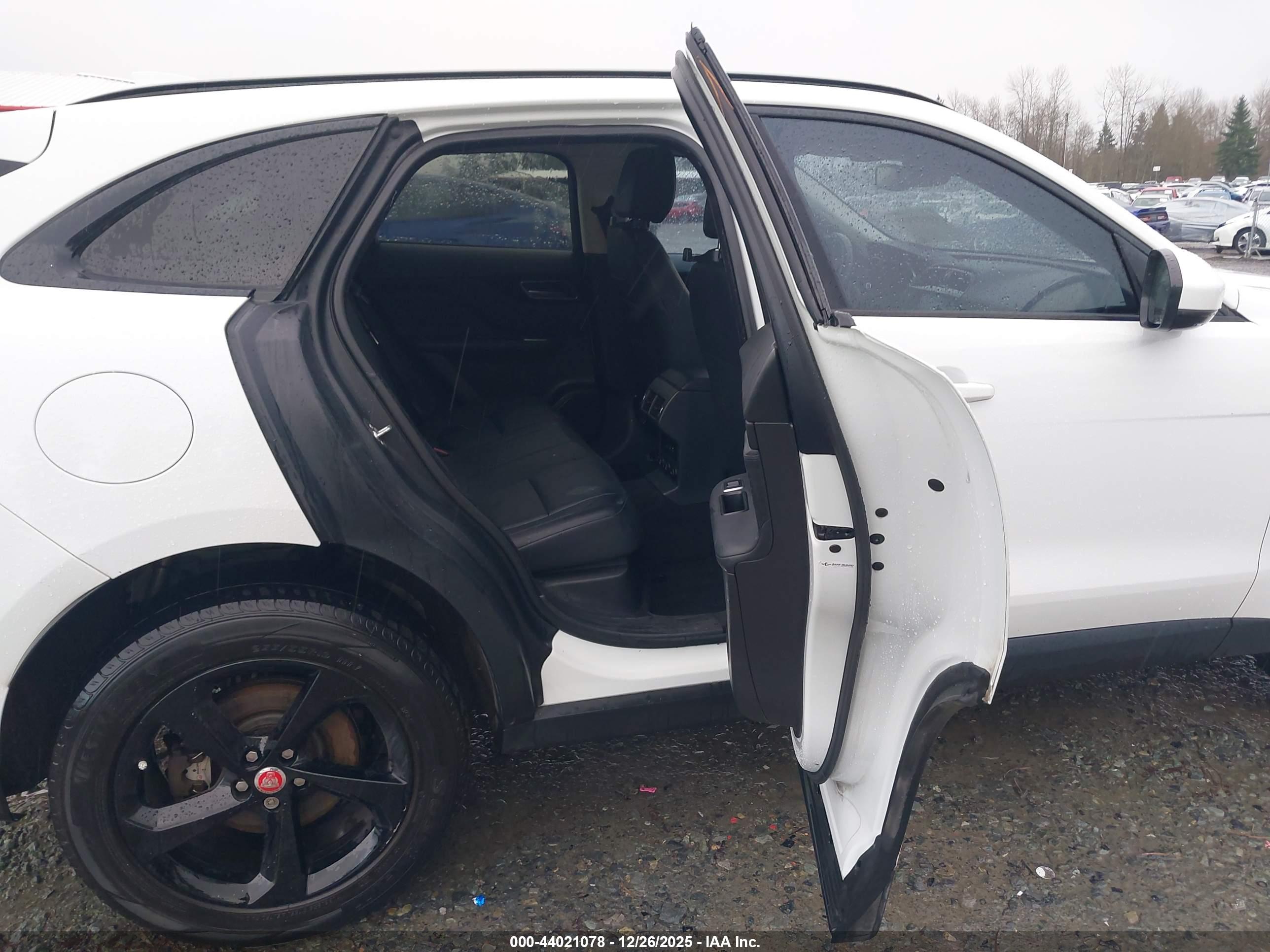 JAGUAR F-PACE image 8