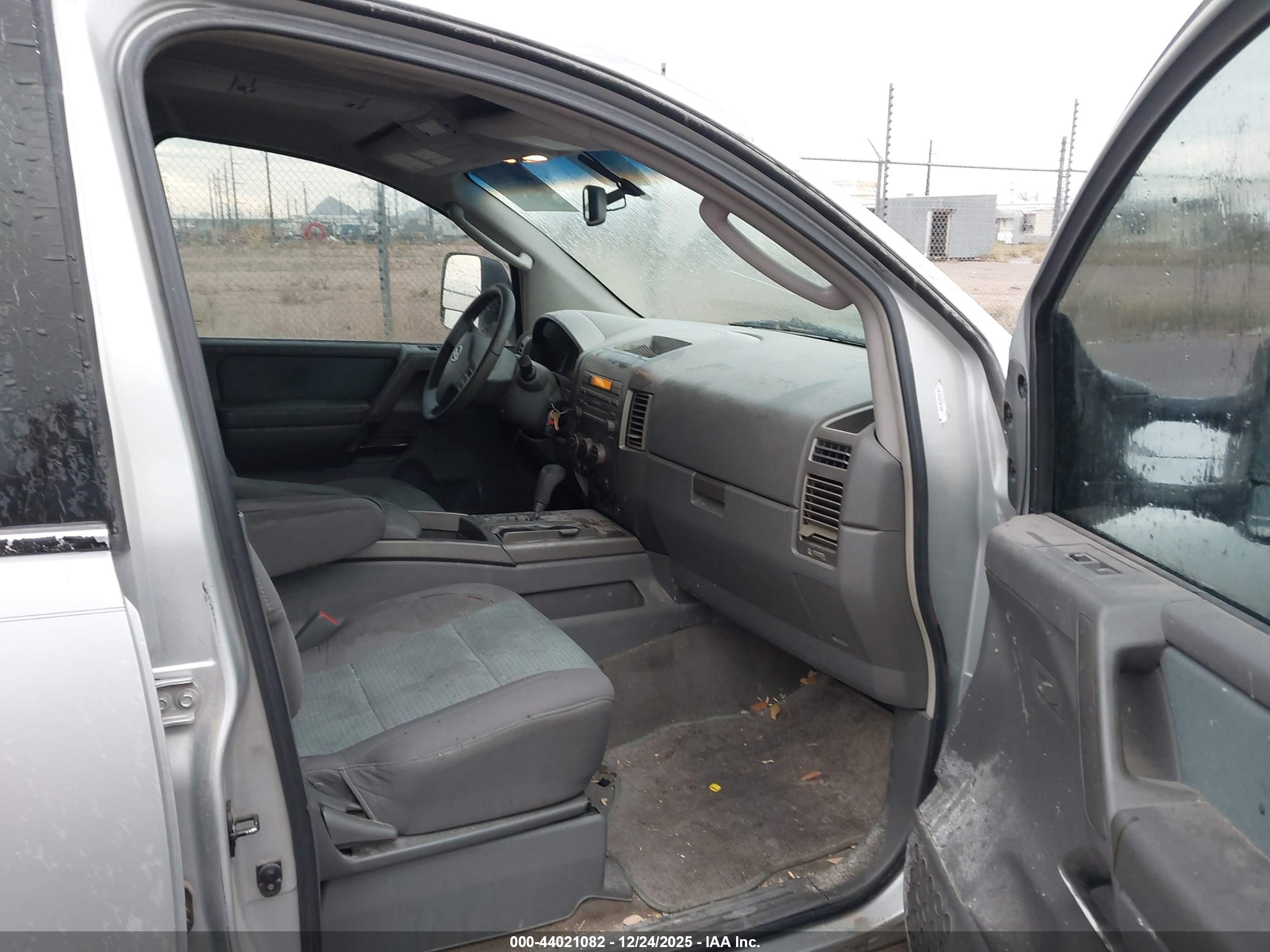 NISSAN TITAN image 5