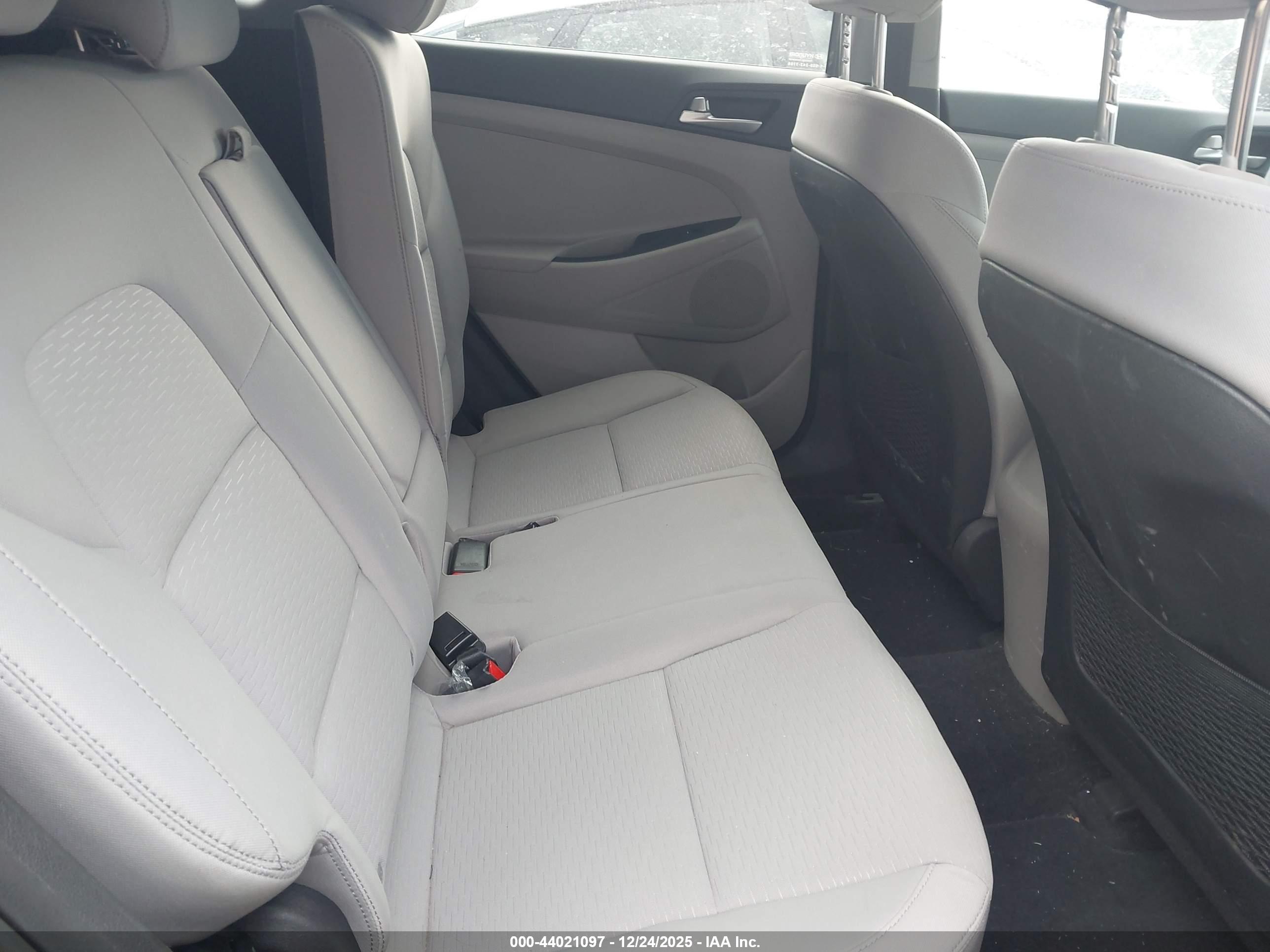 HYUNDAI TUCSON image 8