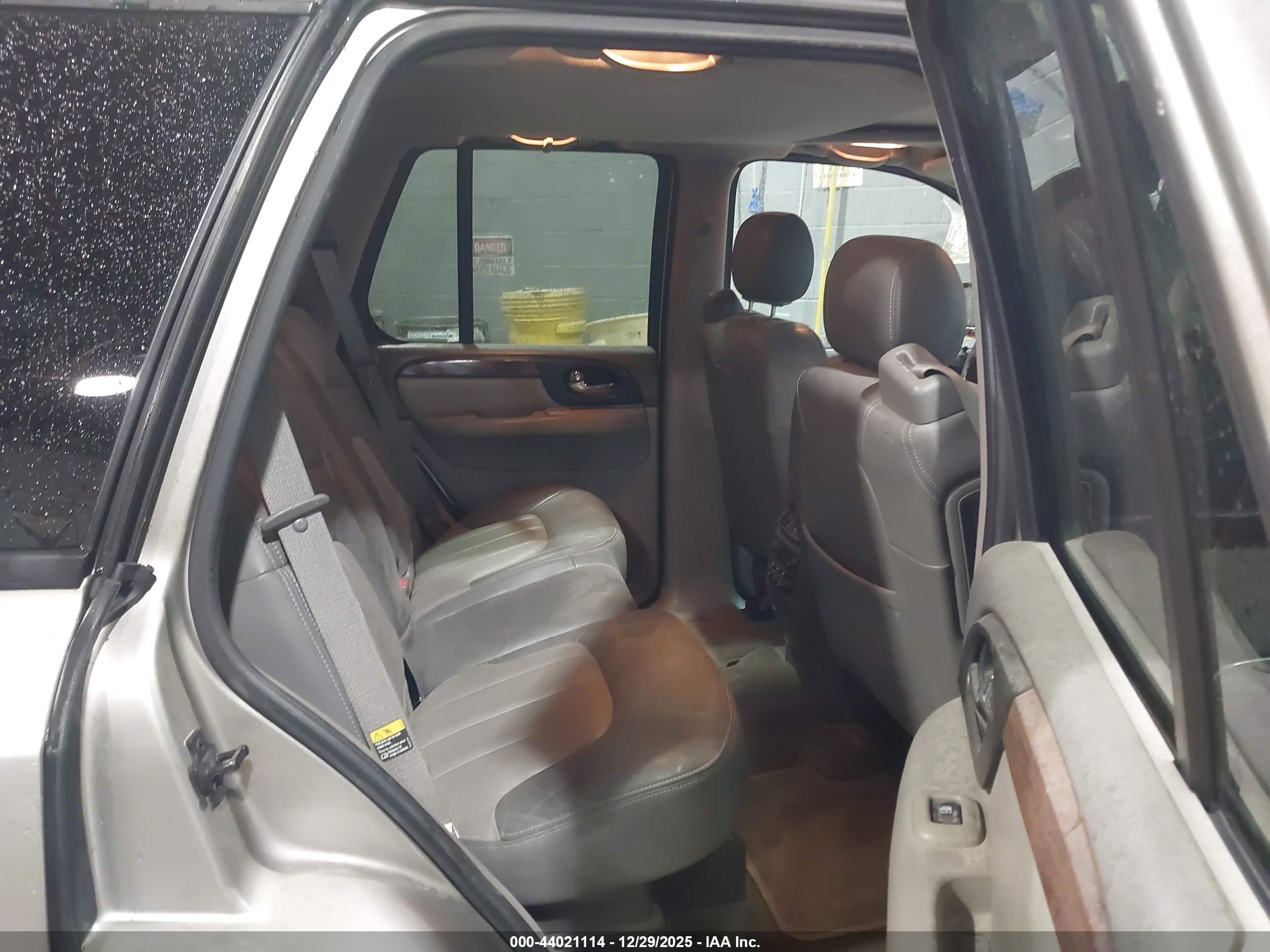 GMC ENVOY image 8