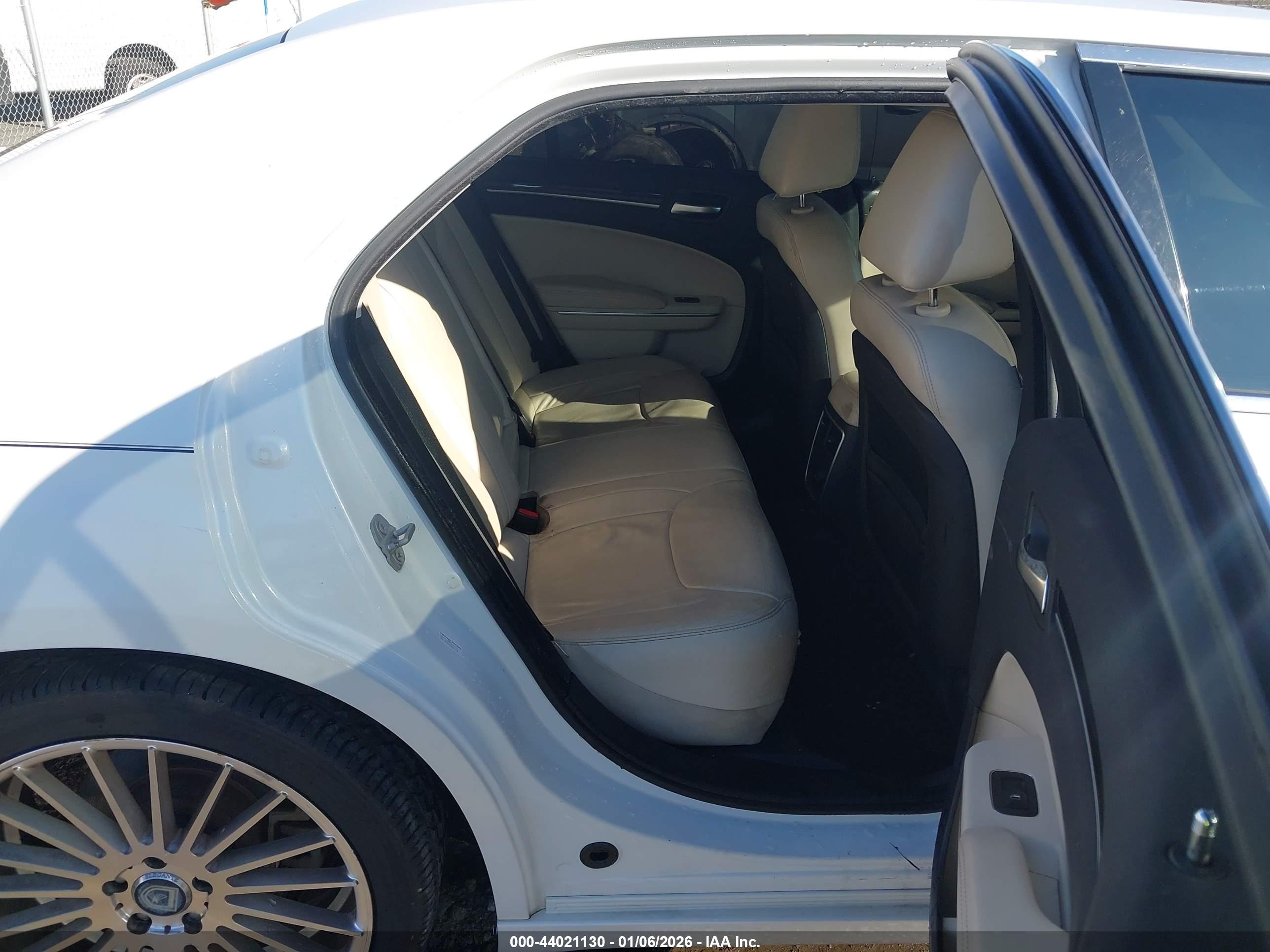CHRYSLER 300 image 8
