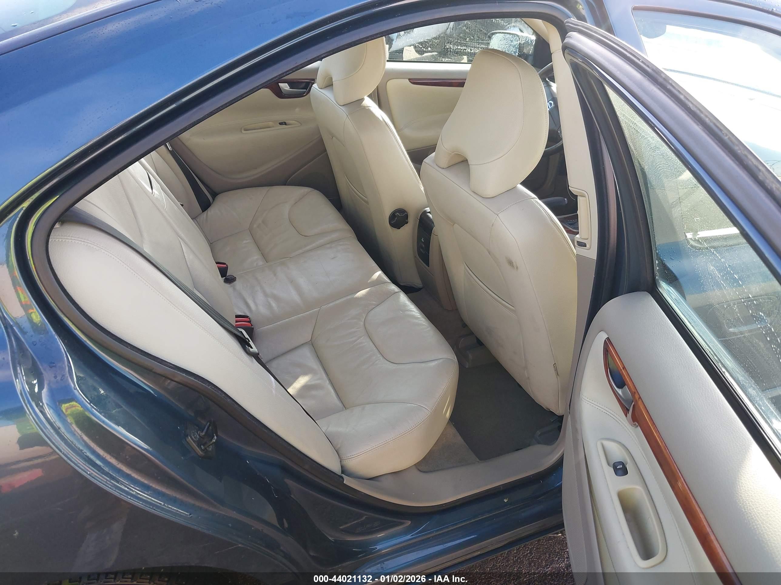 VOLVO S60 image 8