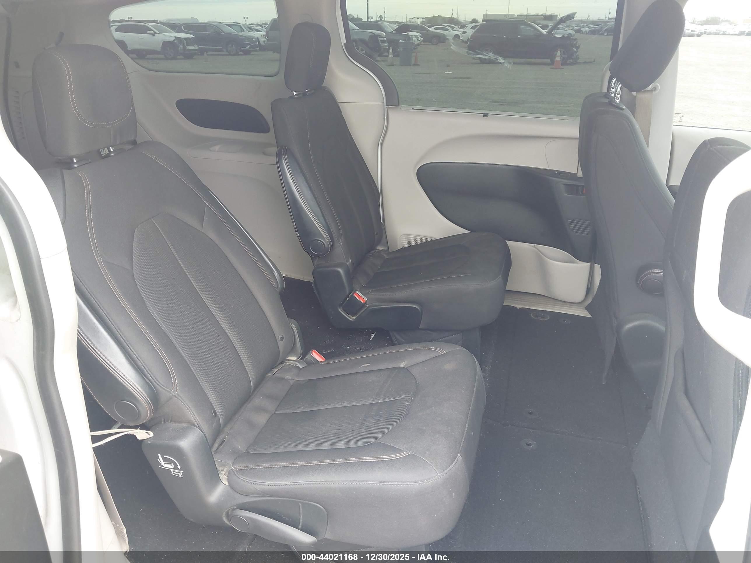 CHRYSLER PACIFICA image 8