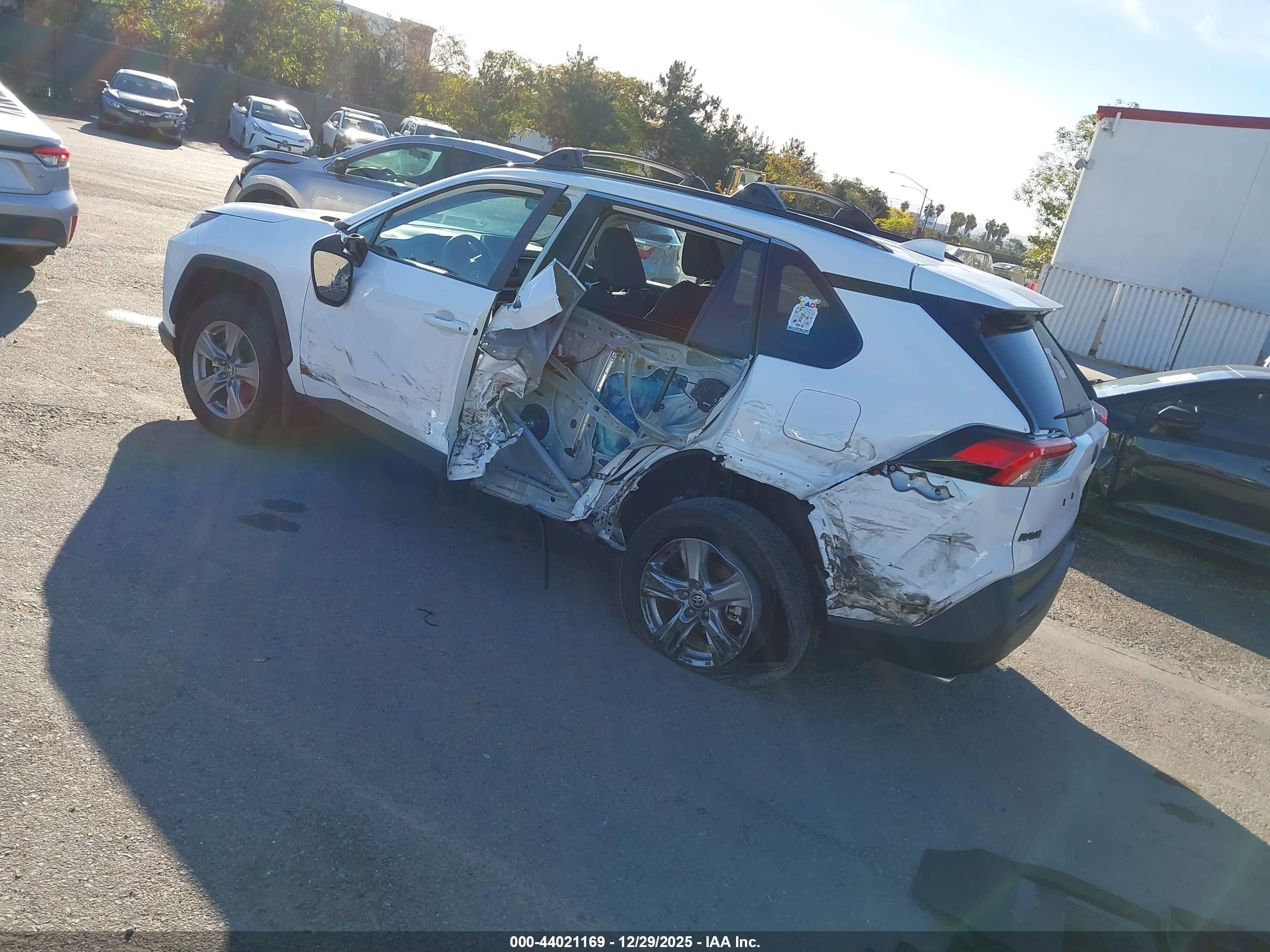 TOYOTA RAV4 image 3