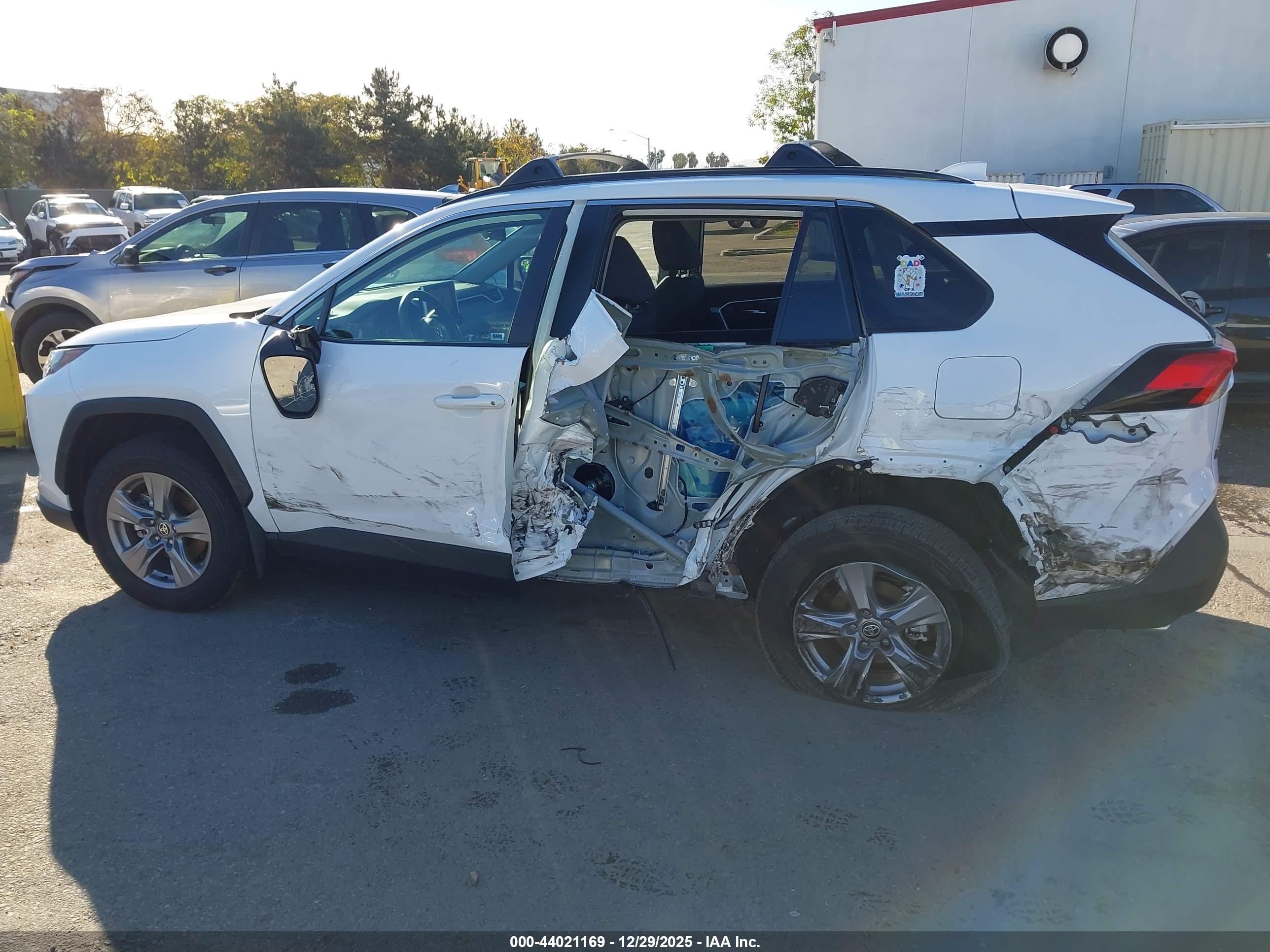 TOYOTA RAV4 image 6