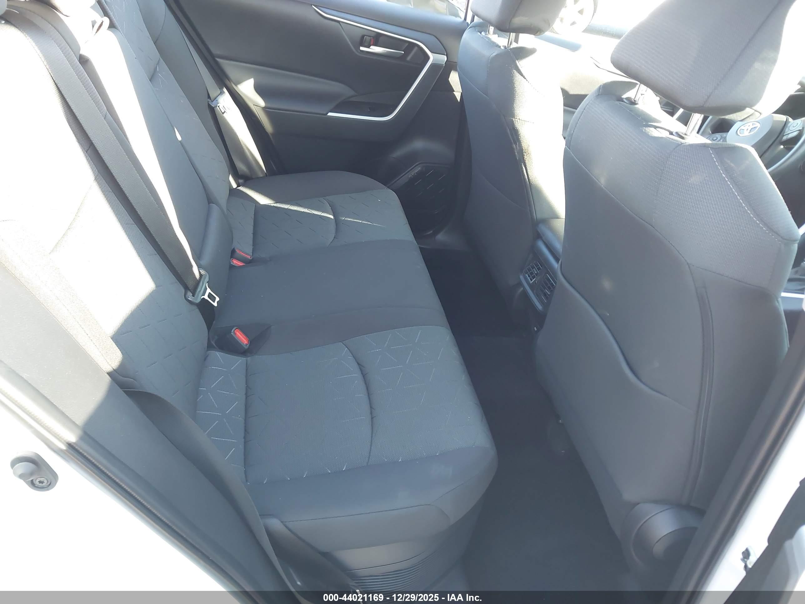 TOYOTA RAV4 image 8