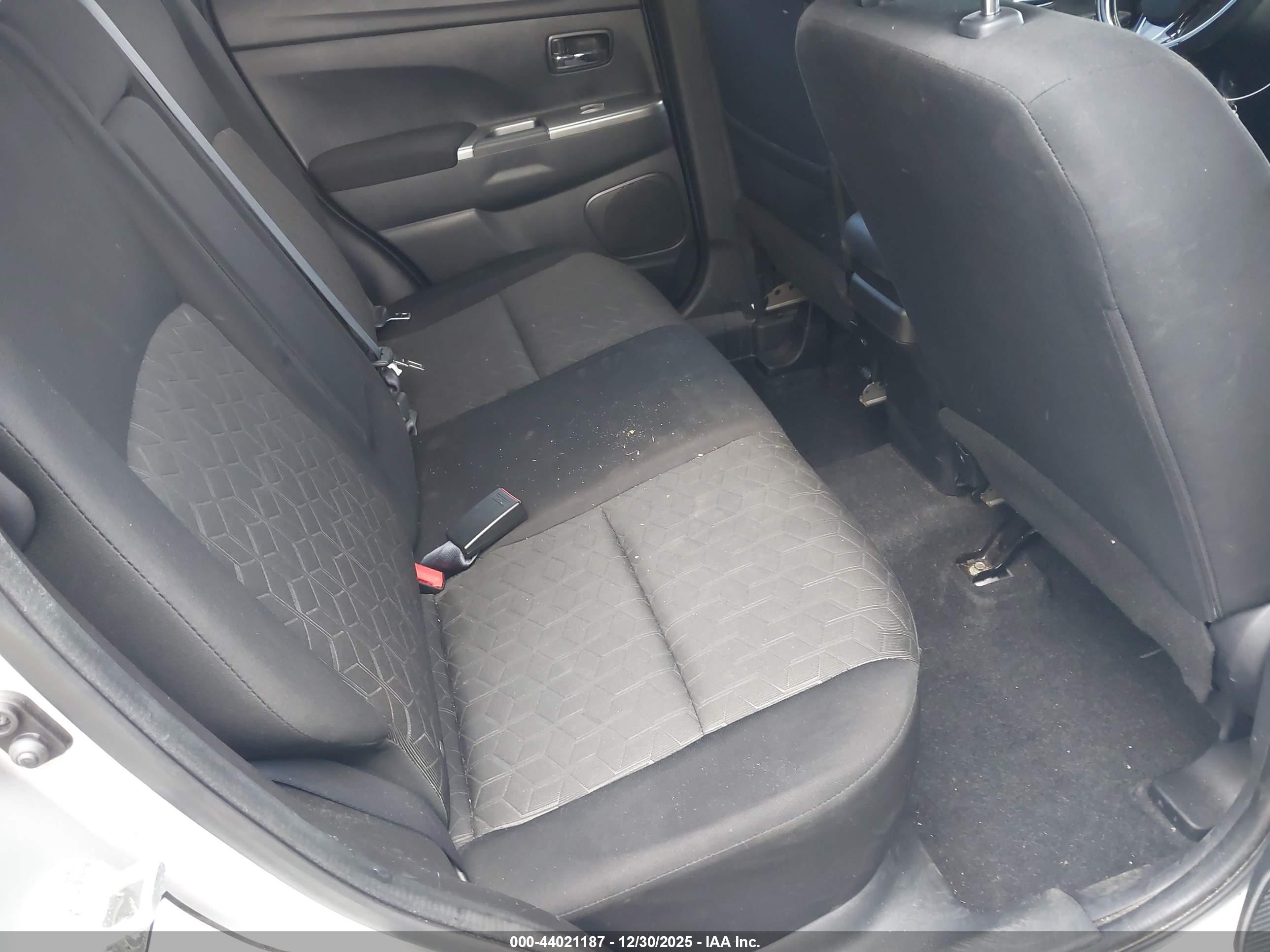 MITSUBISHI OUTLANDER image 8