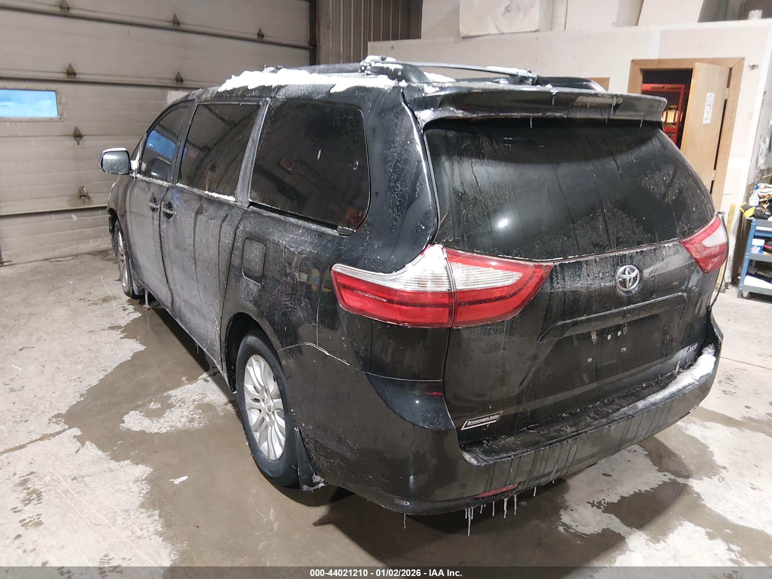 TOYOTA SIENNA image 3