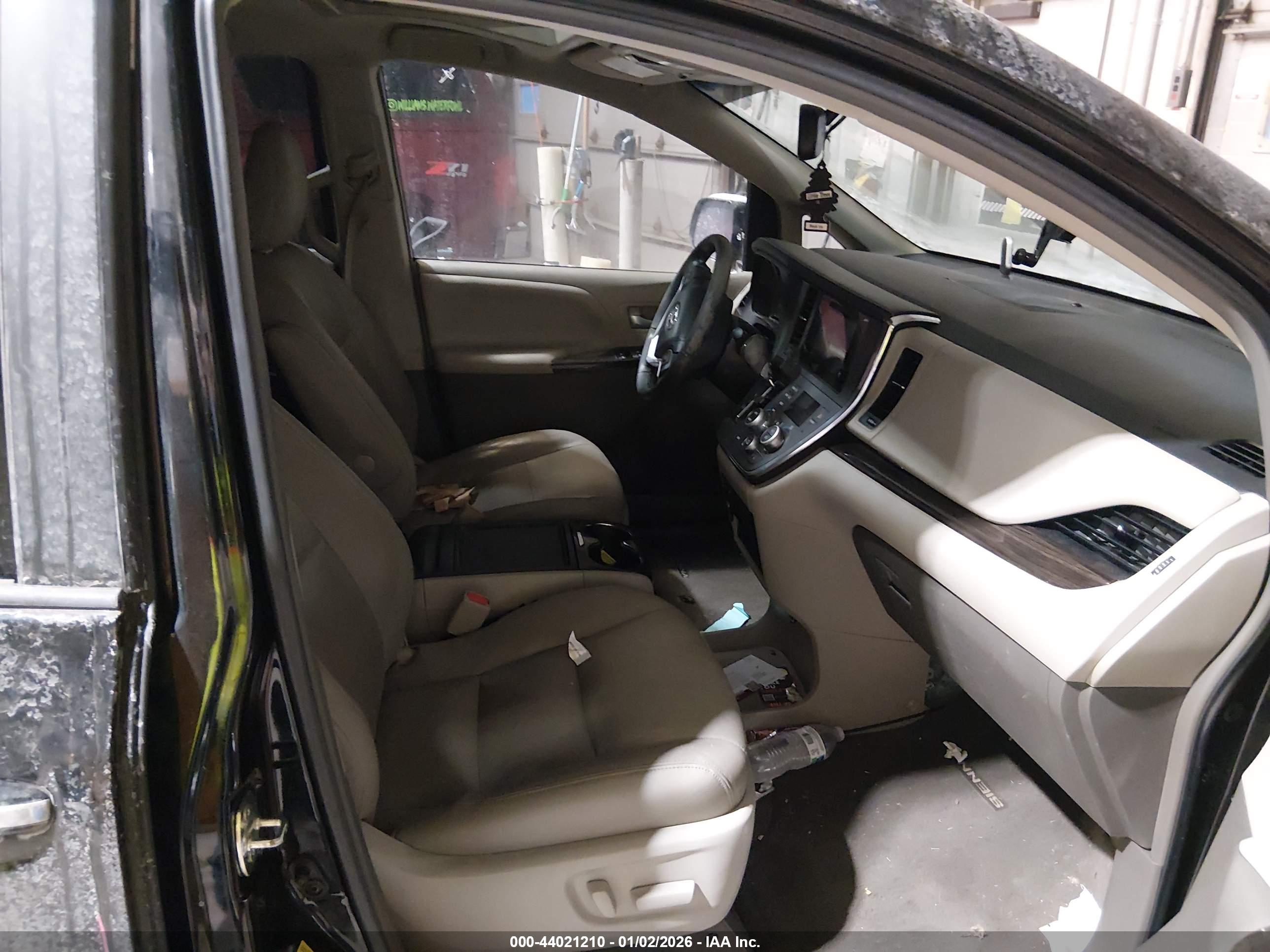 TOYOTA SIENNA image 5