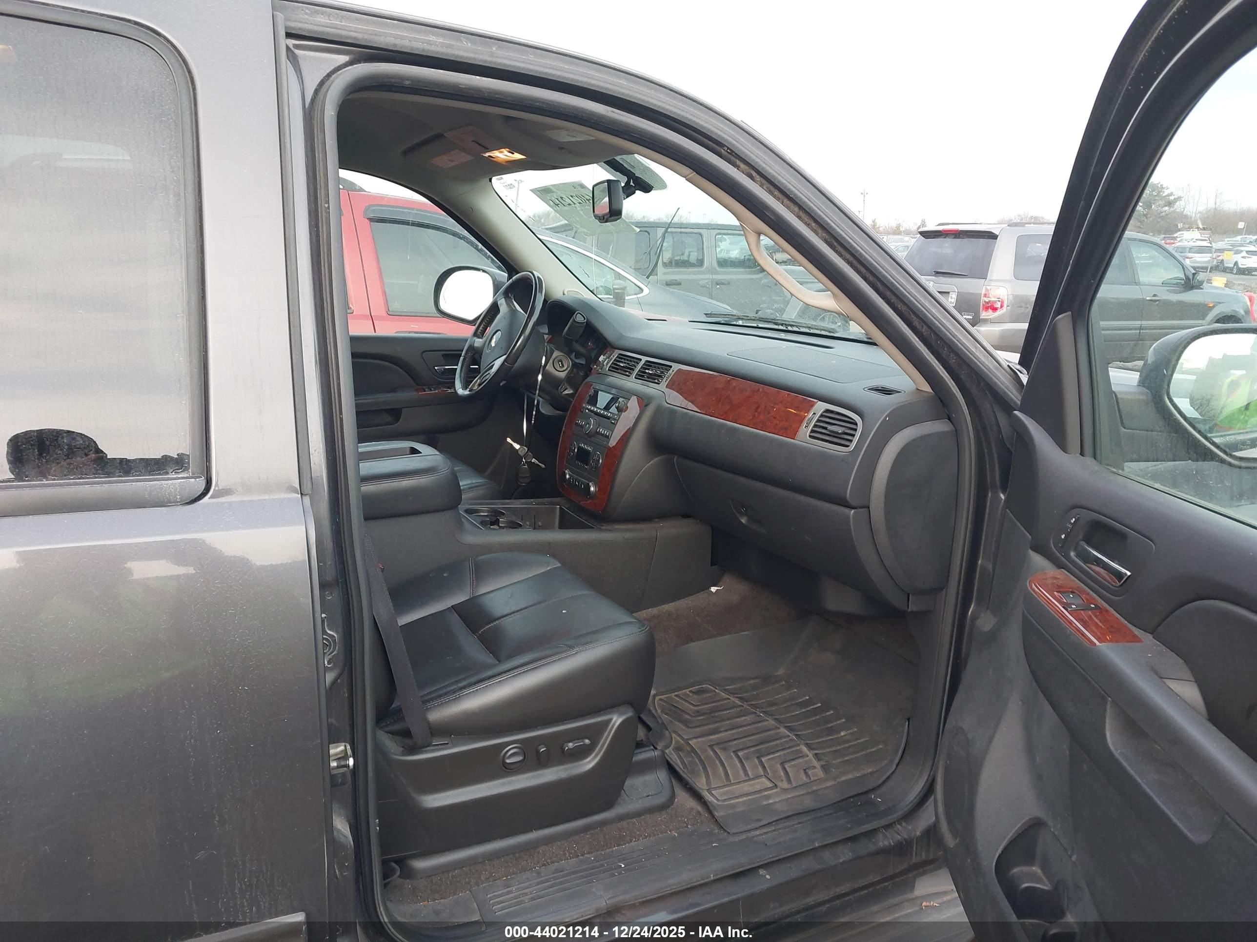 CHEVROLET TAHOE image 5