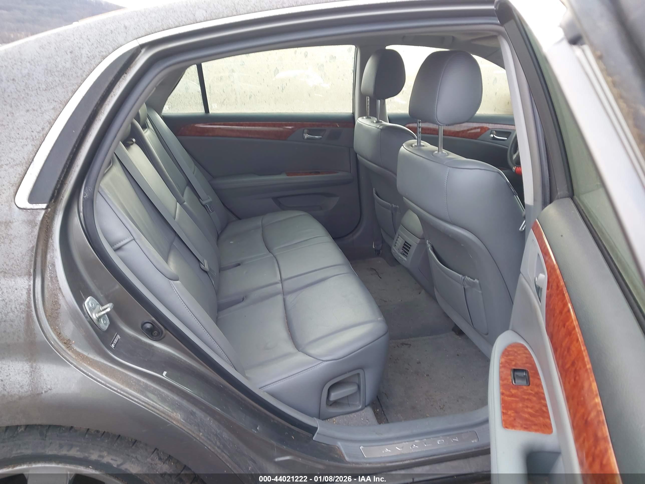 TOYOTA AVALON image 8