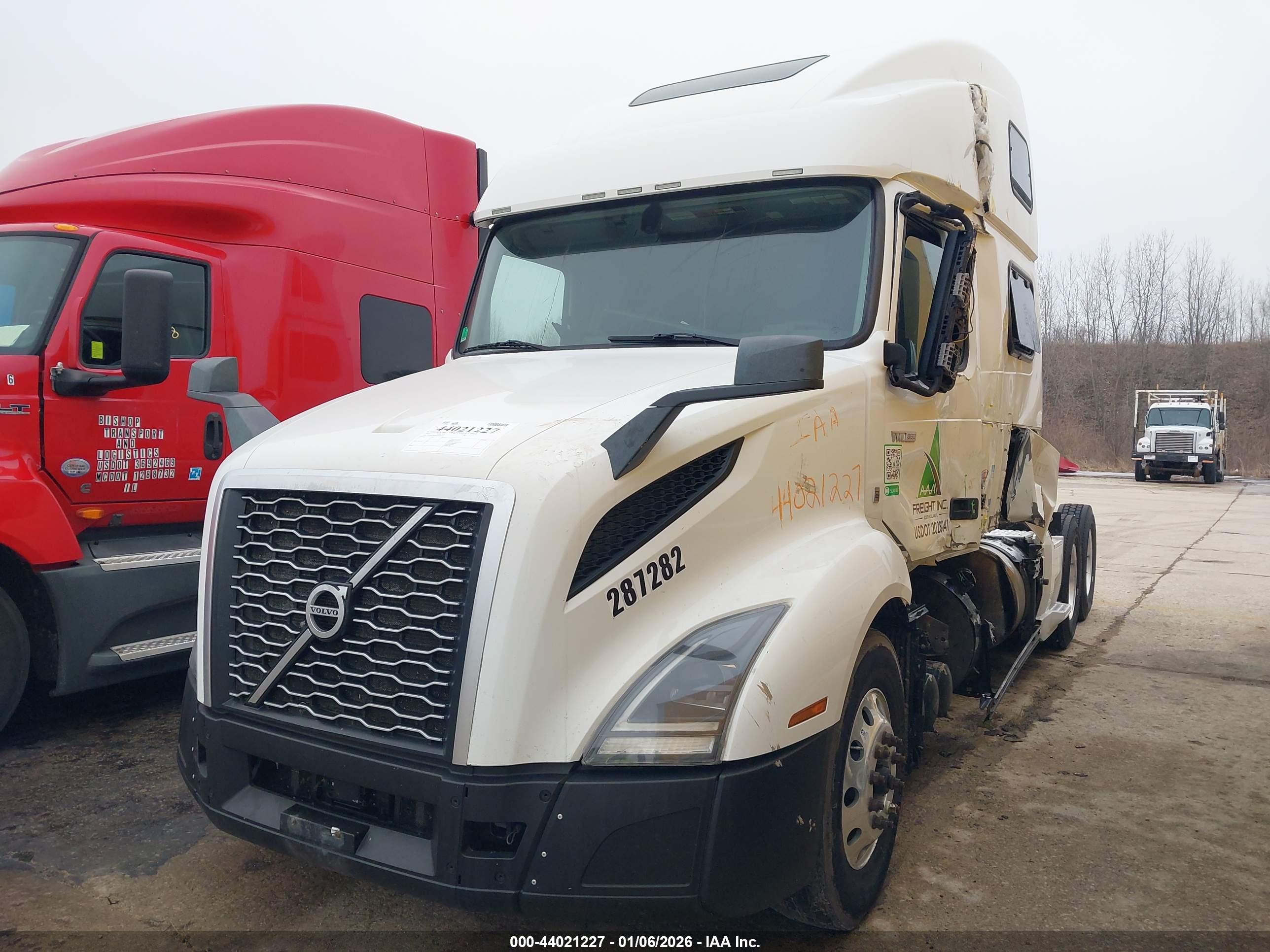 VOLVO VNL image 2