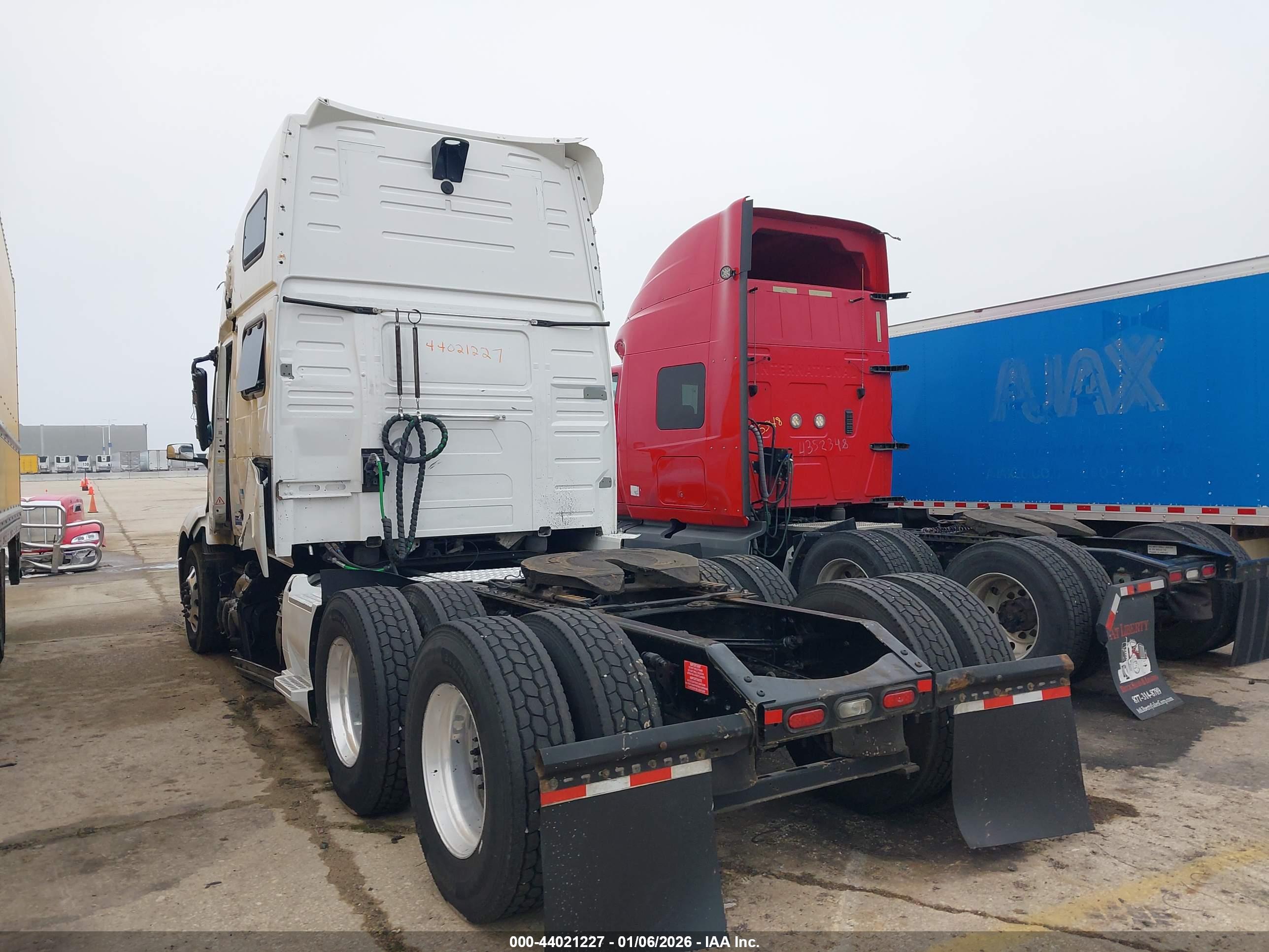 VOLVO VNL image 3