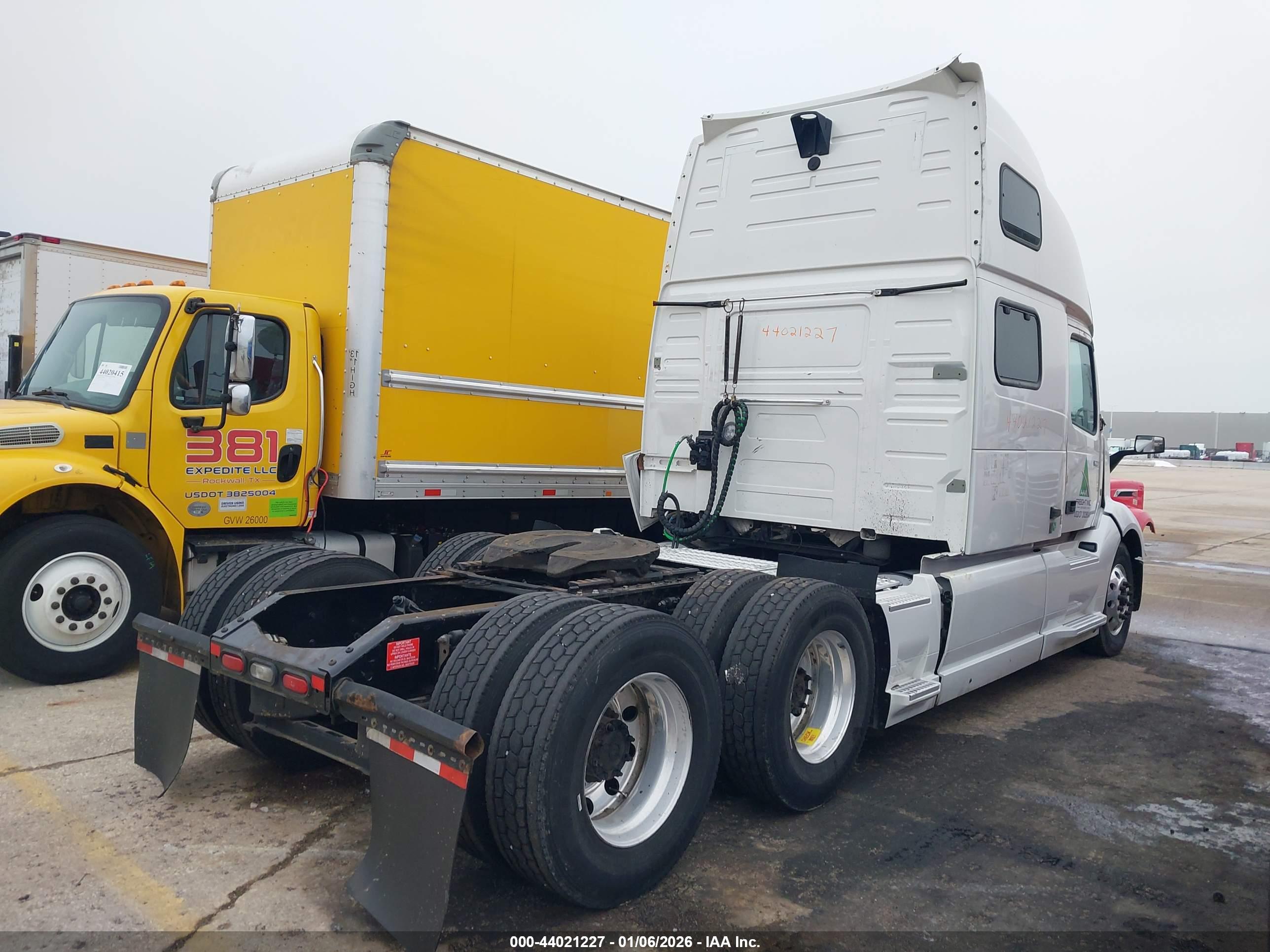 VOLVO VNL image 4