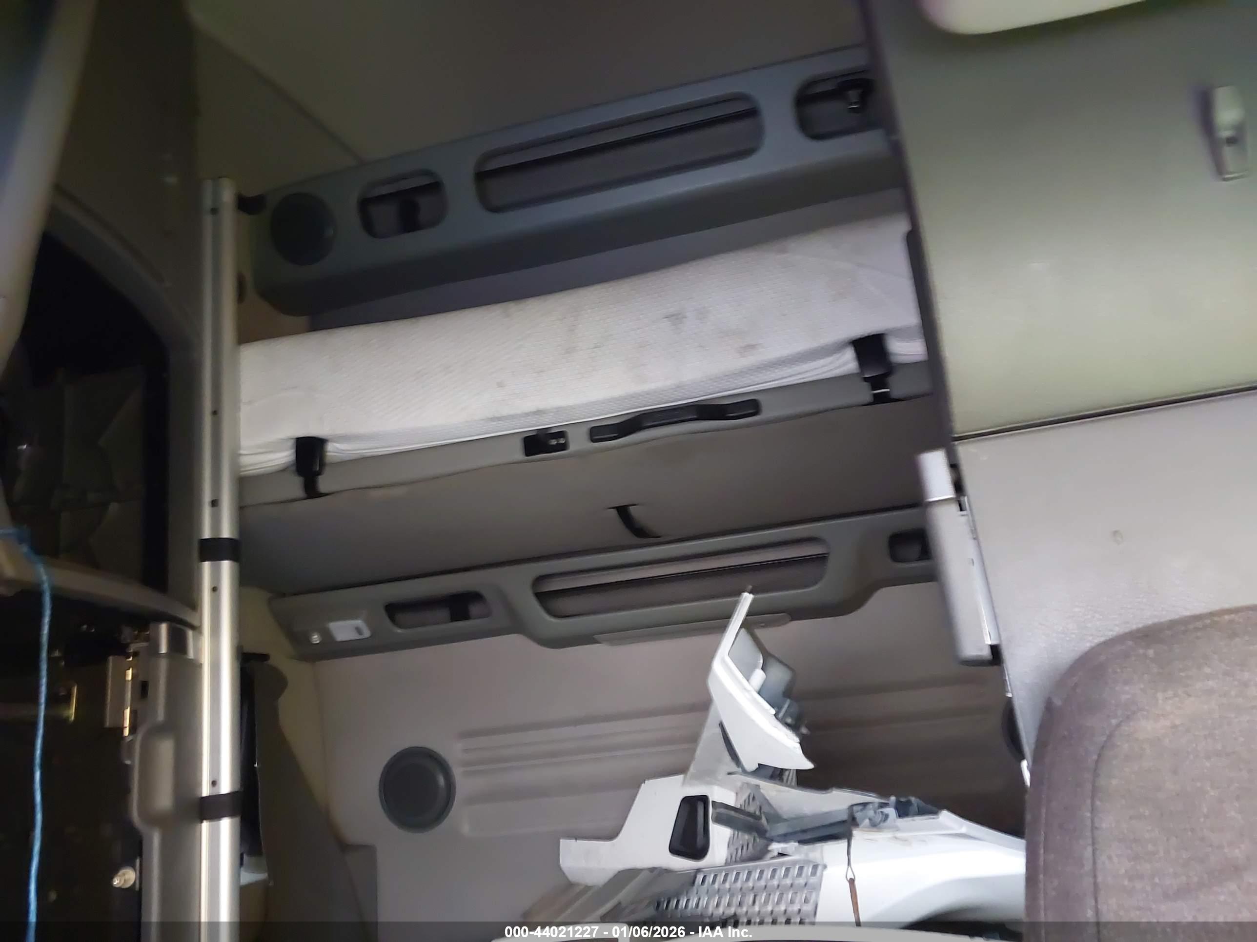 VOLVO VNL image 7