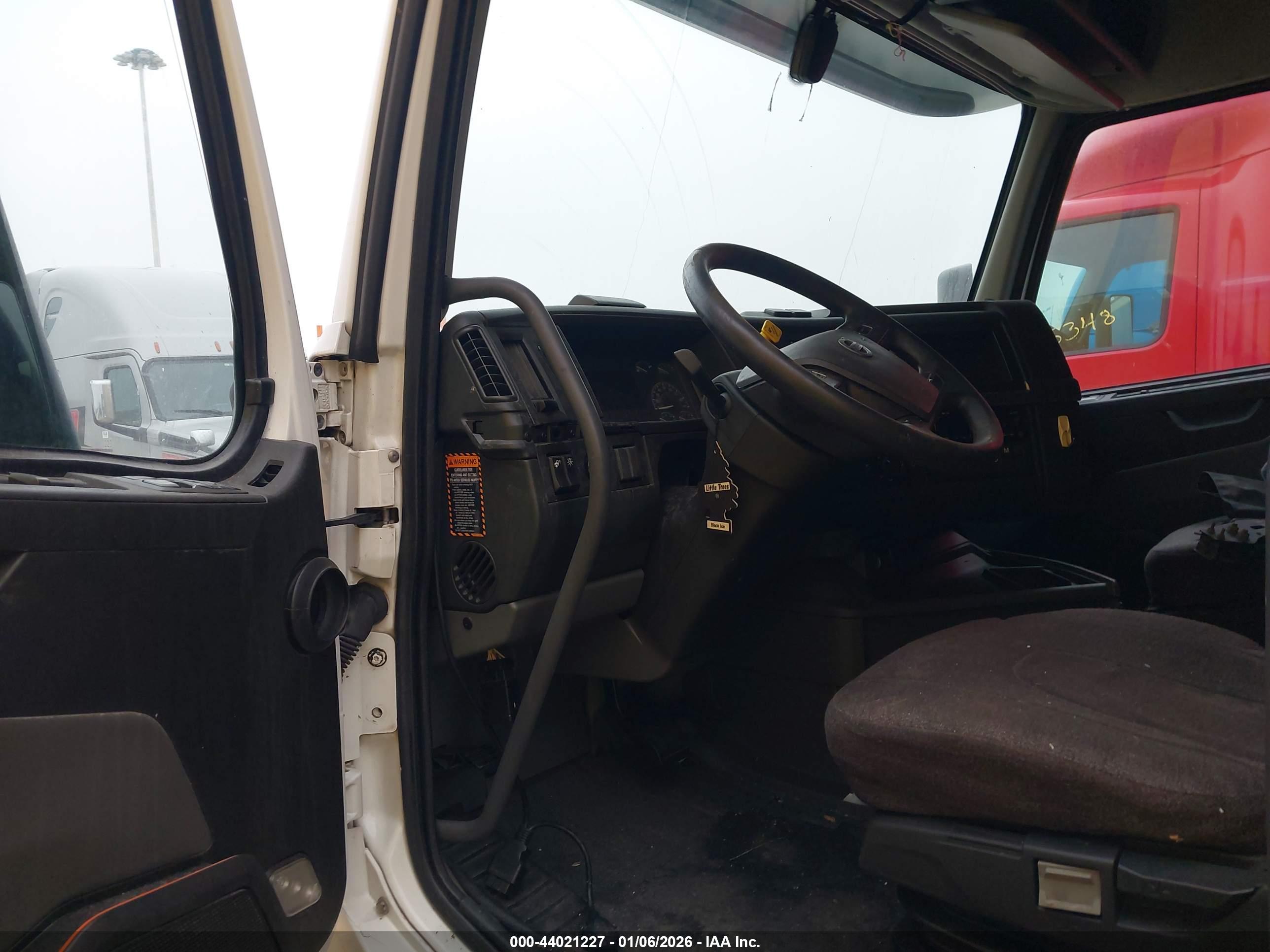 VOLVO VNL image 8