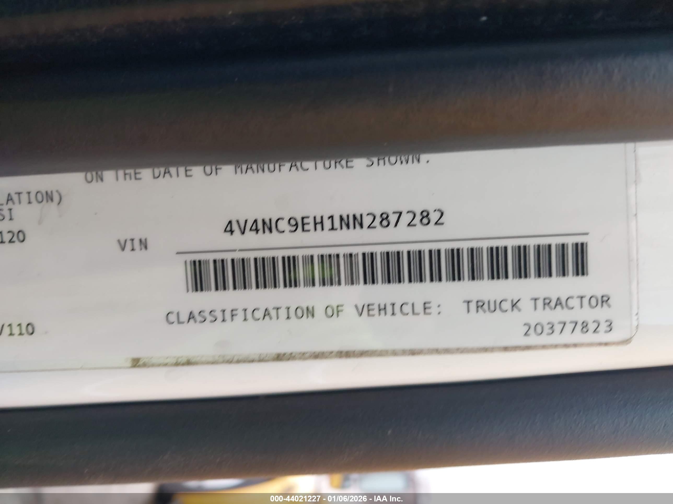 VOLVO VNL image 9