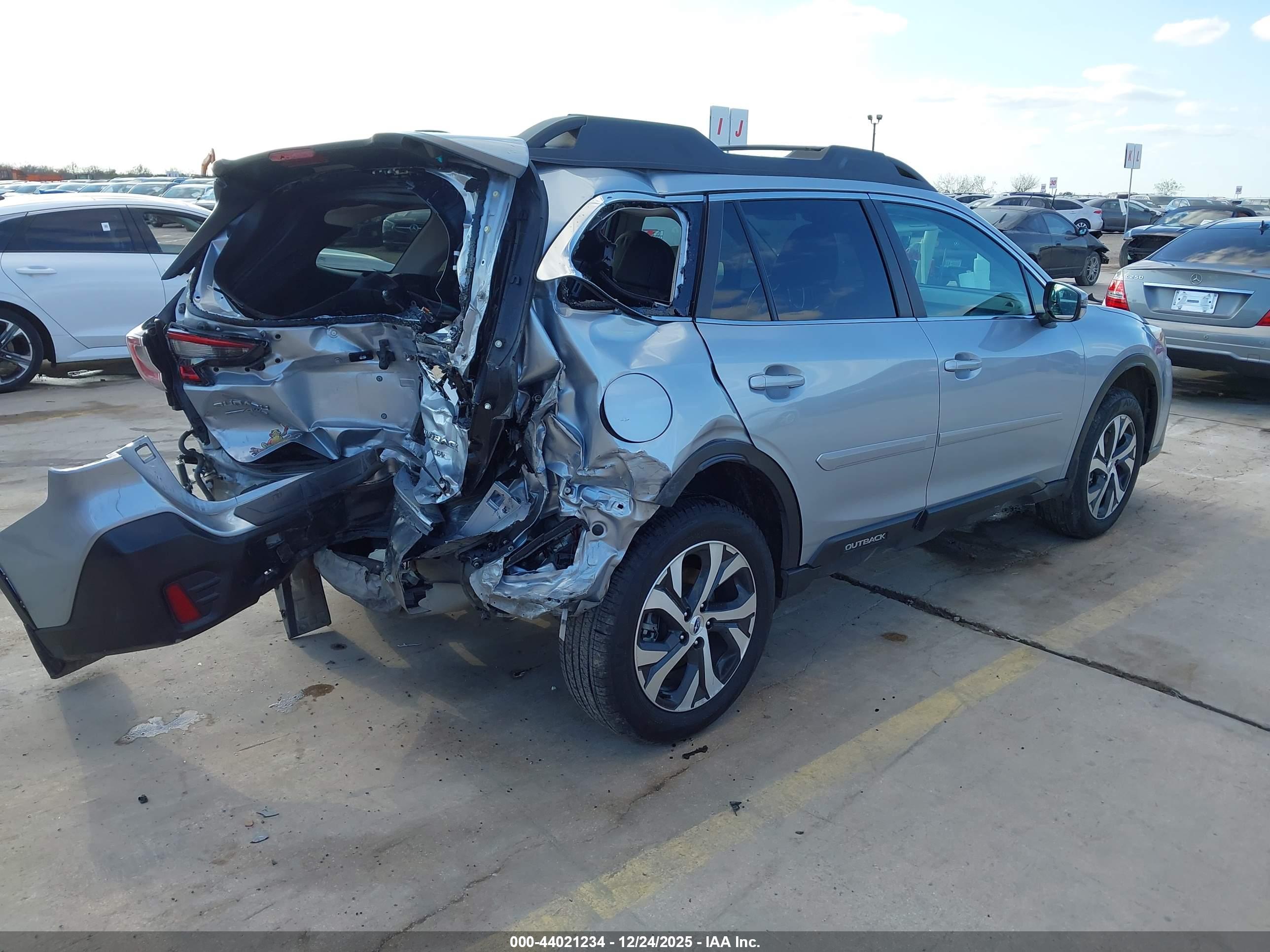 SUBARU OUTBACK image 4