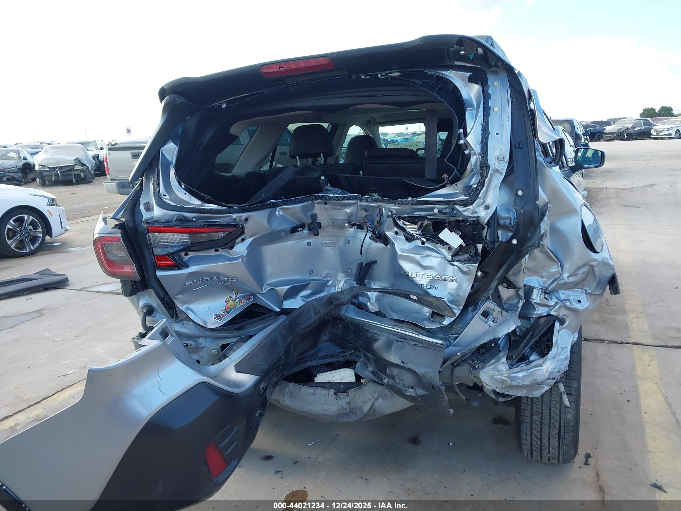 SUBARU OUTBACK image 6
