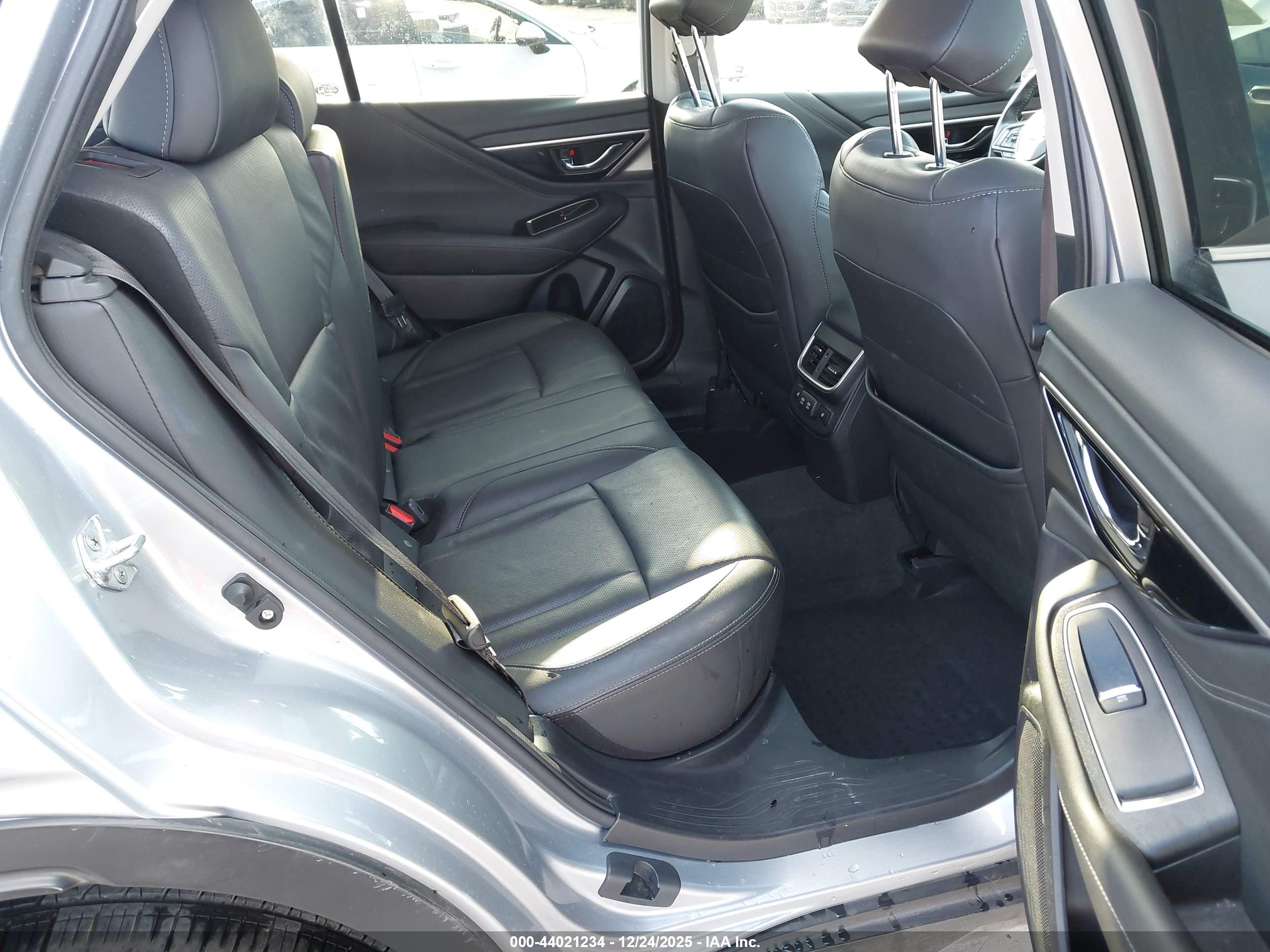 SUBARU OUTBACK image 8