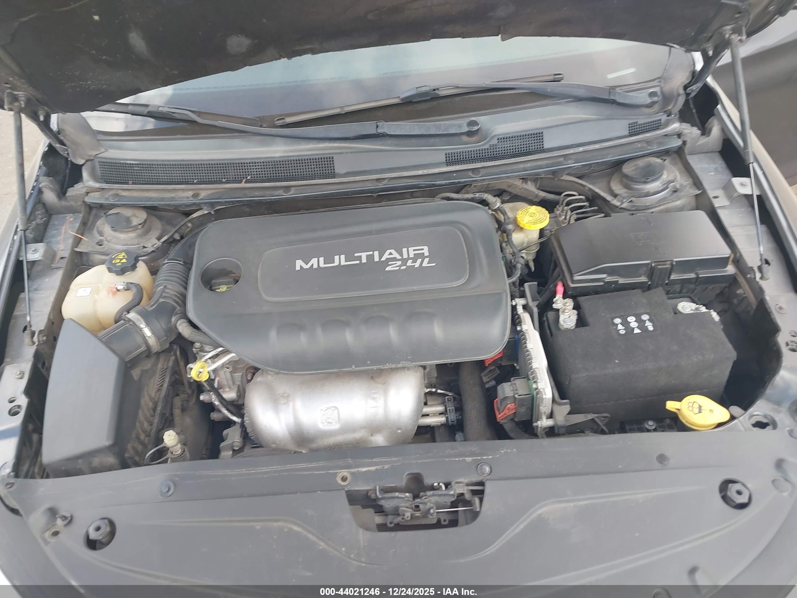 CHRYSLER 200 image 10