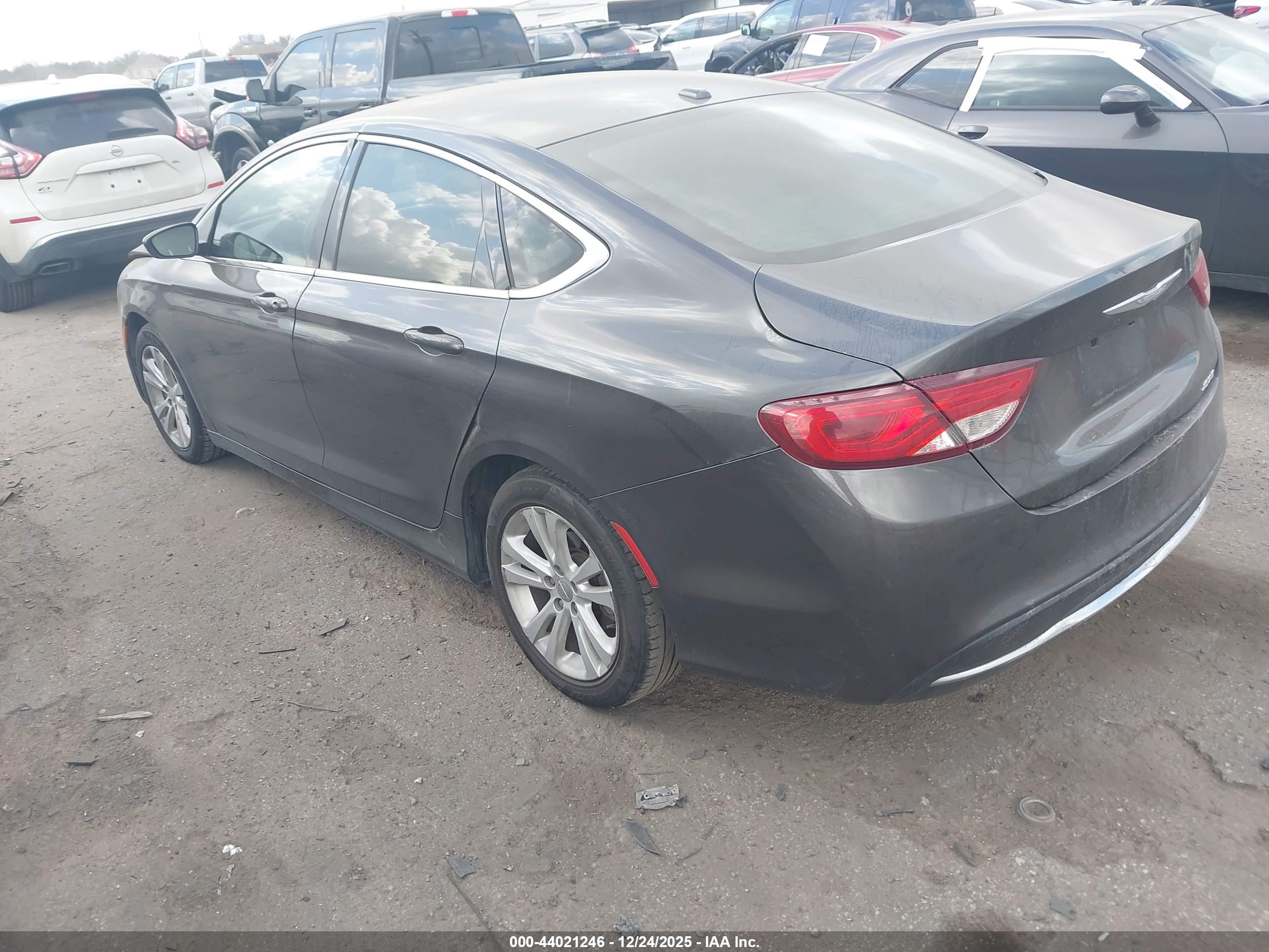 CHRYSLER 200 image 3