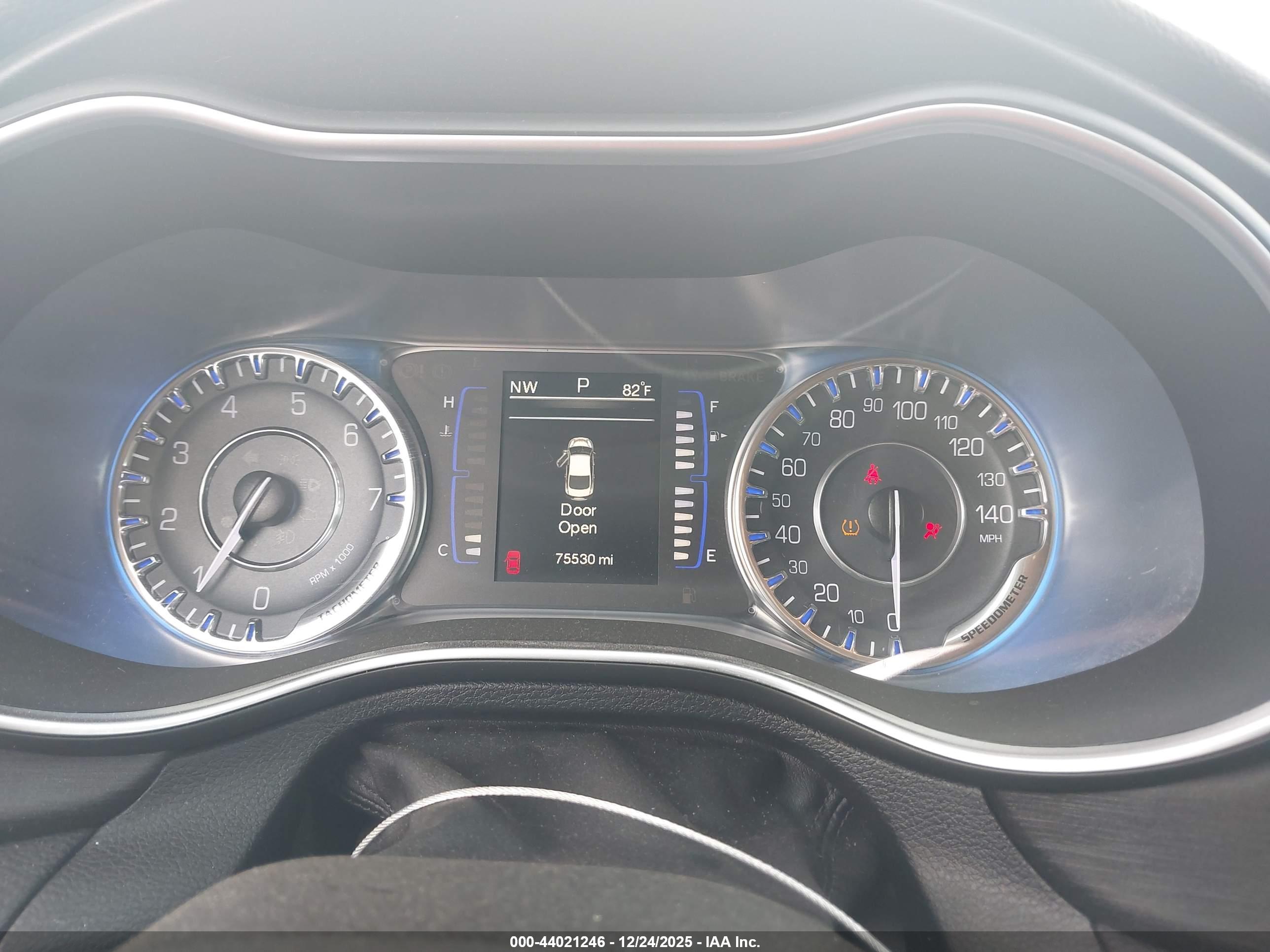 CHRYSLER 200 image 7