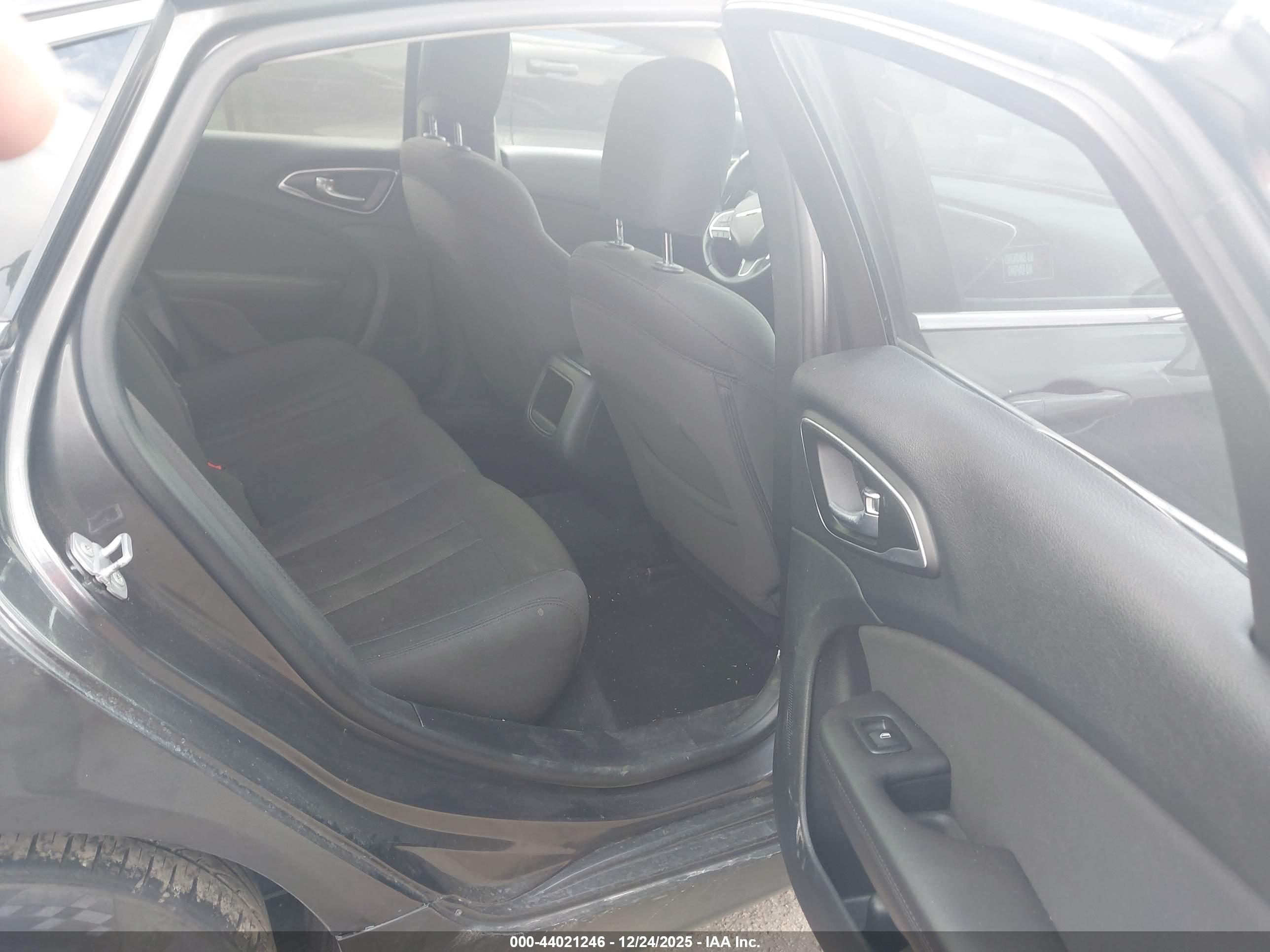 CHRYSLER 200 image 8