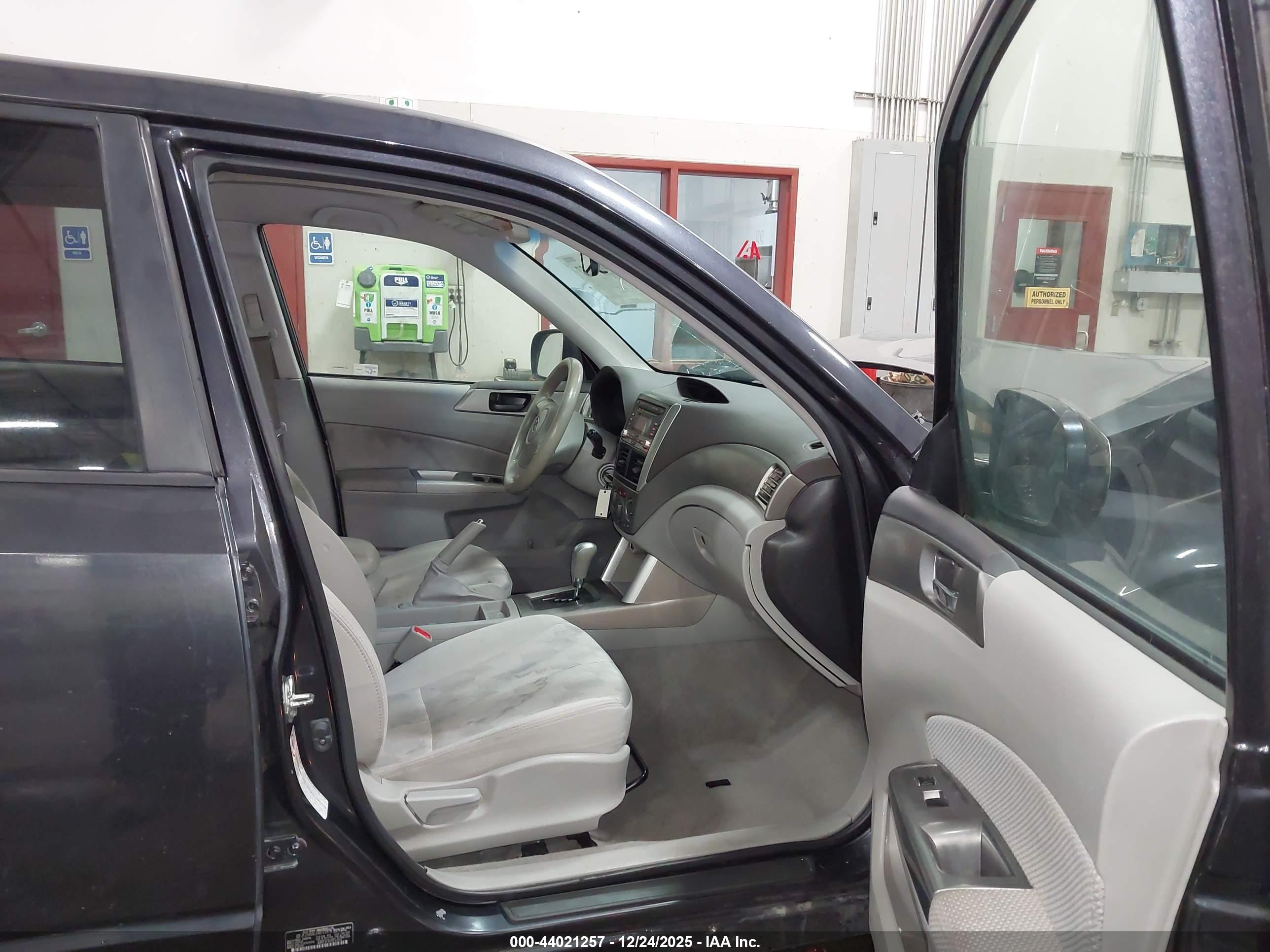 SUBARU FORESTER image 5