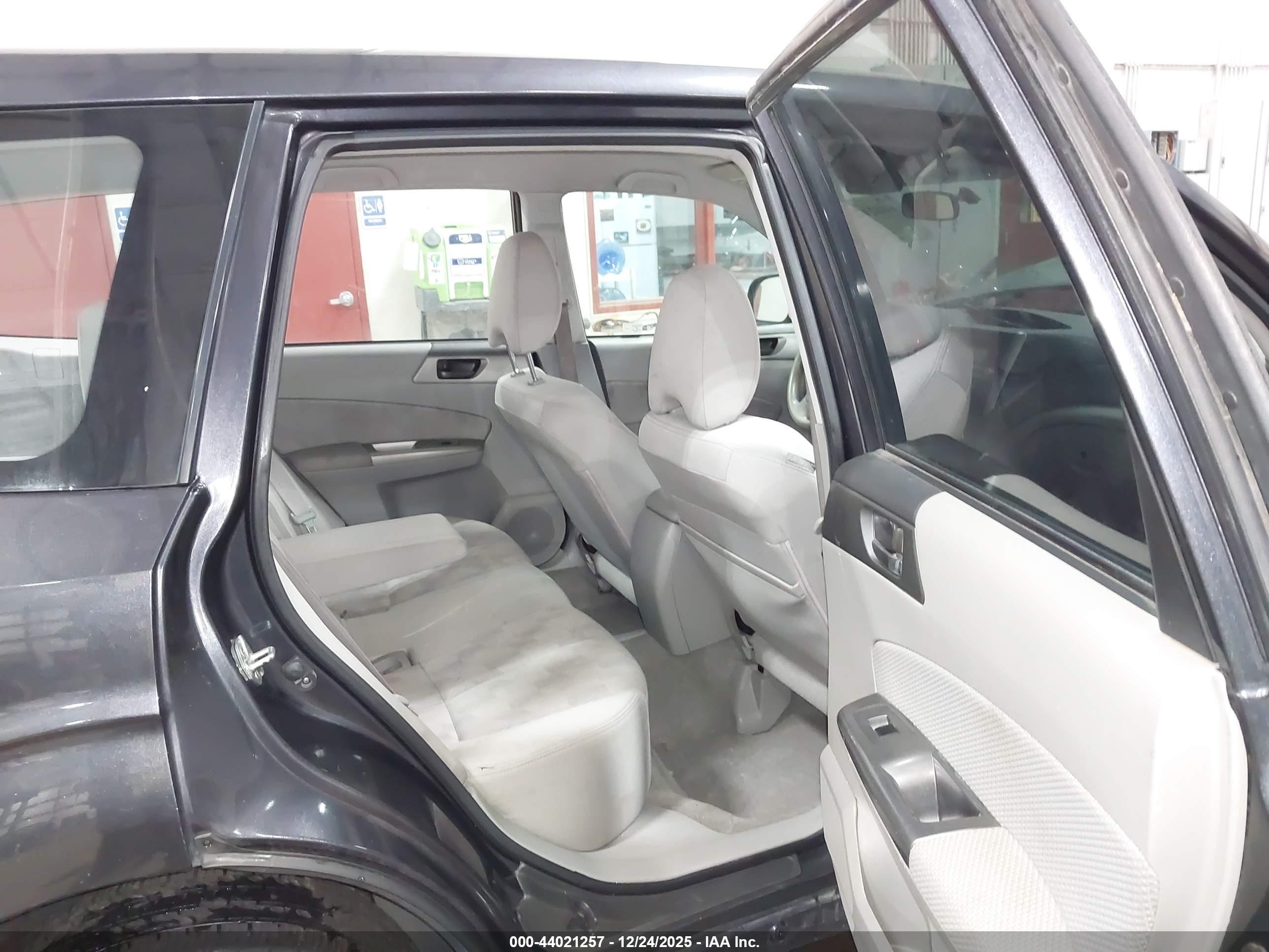 SUBARU FORESTER image 8